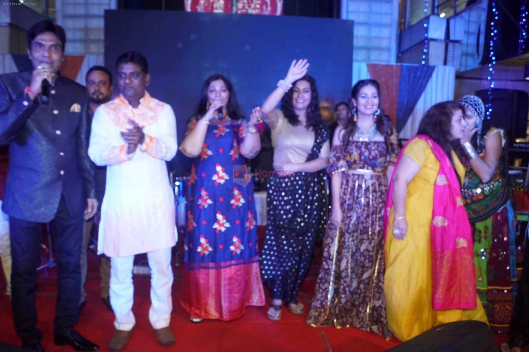 Sucheta Khanna, Mansi Srivastava at Phir Se Sharad Purnima Ni Raat Raghuleela Mall Kandivali Ni Saath Raas Garba on 23rd Oct 2018
