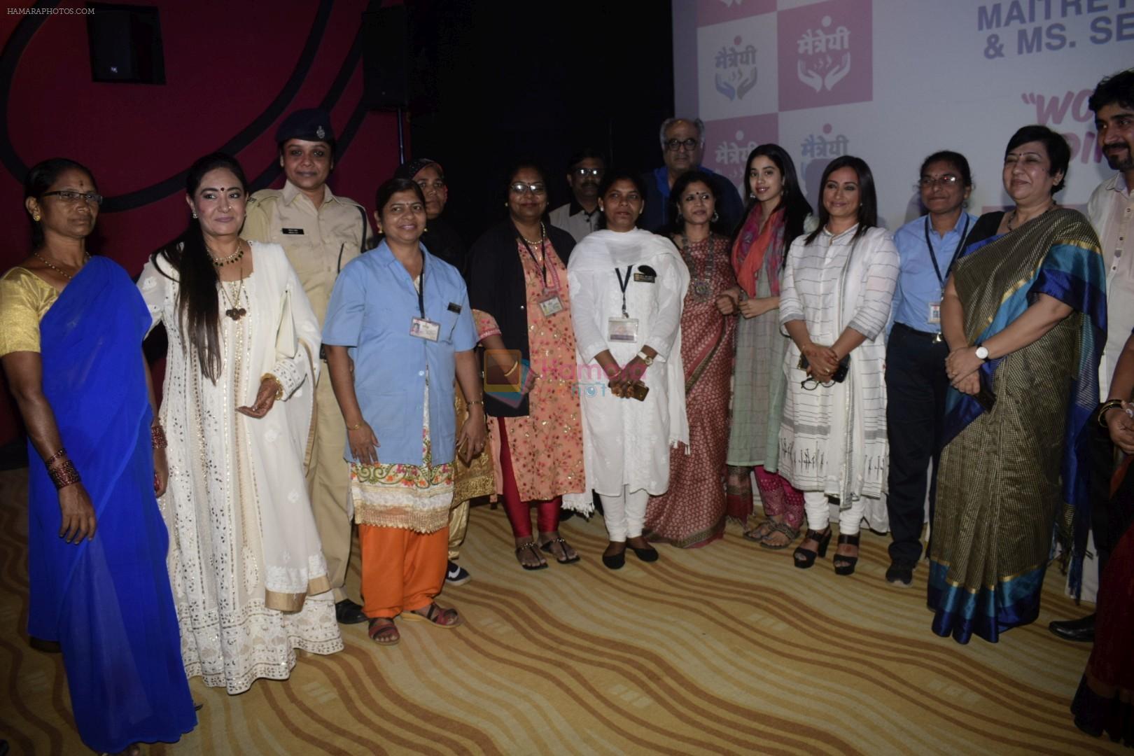 Janhvi Kapoor, Boney Kapoor, Divya Dutta, Jaspinder Narula at the Screening Of Film Haat The Weekly Bazaar At The View In Andheri on 26th Oct 2018