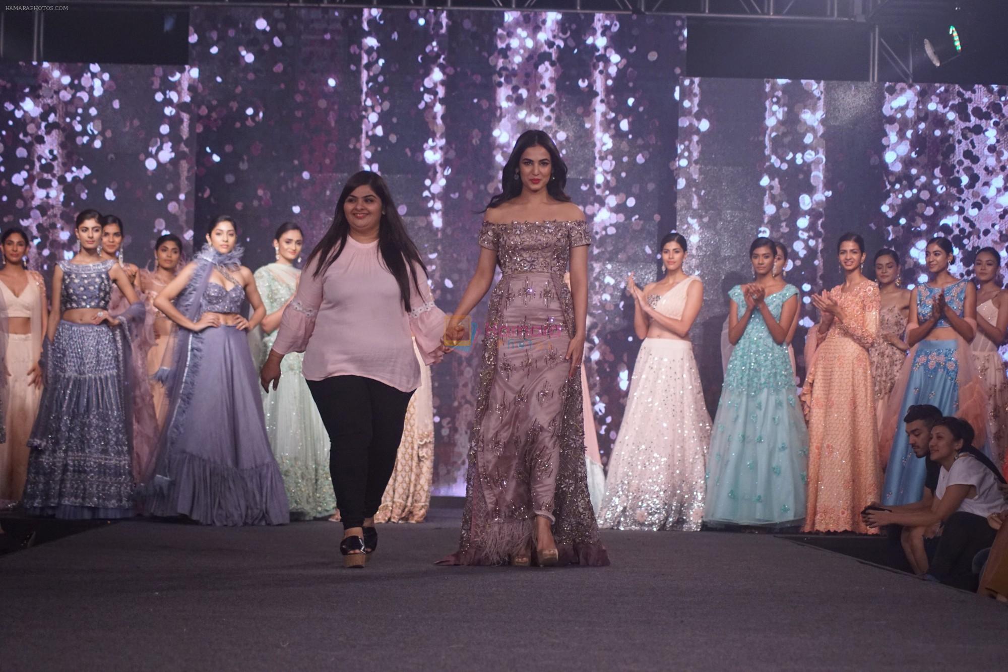 Sonal Chauhan Walk The Ramp As ShowStopper For Designer Sneha Parekh At The Wedding Junction Show on 28th Oct 2018