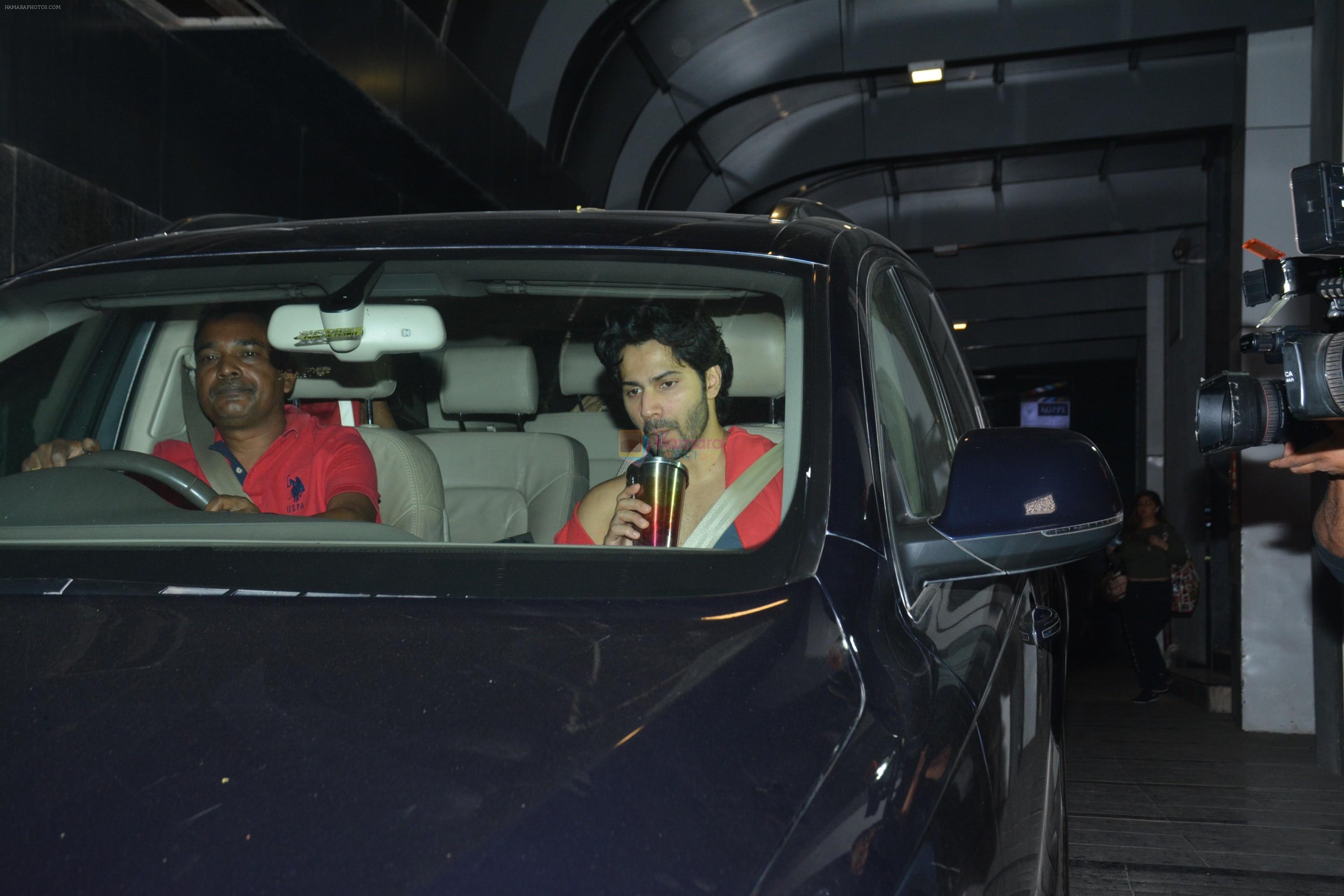 Varun Dhawan spotted at gym in Khar on 29th Oct 2018