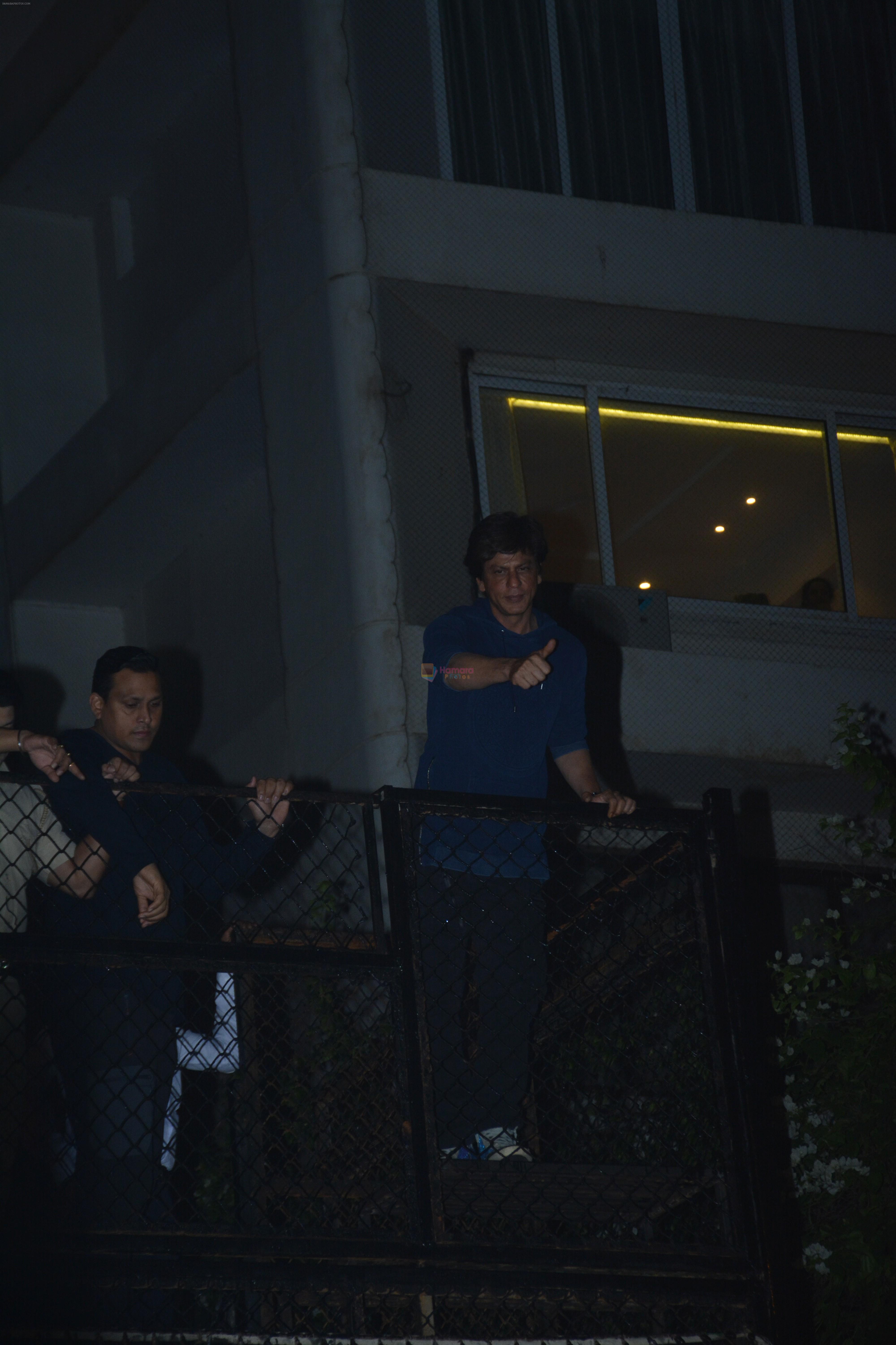 Shahrukh Khan waves to his fans on his birthday at his bandra residence on 1st Nov 2018