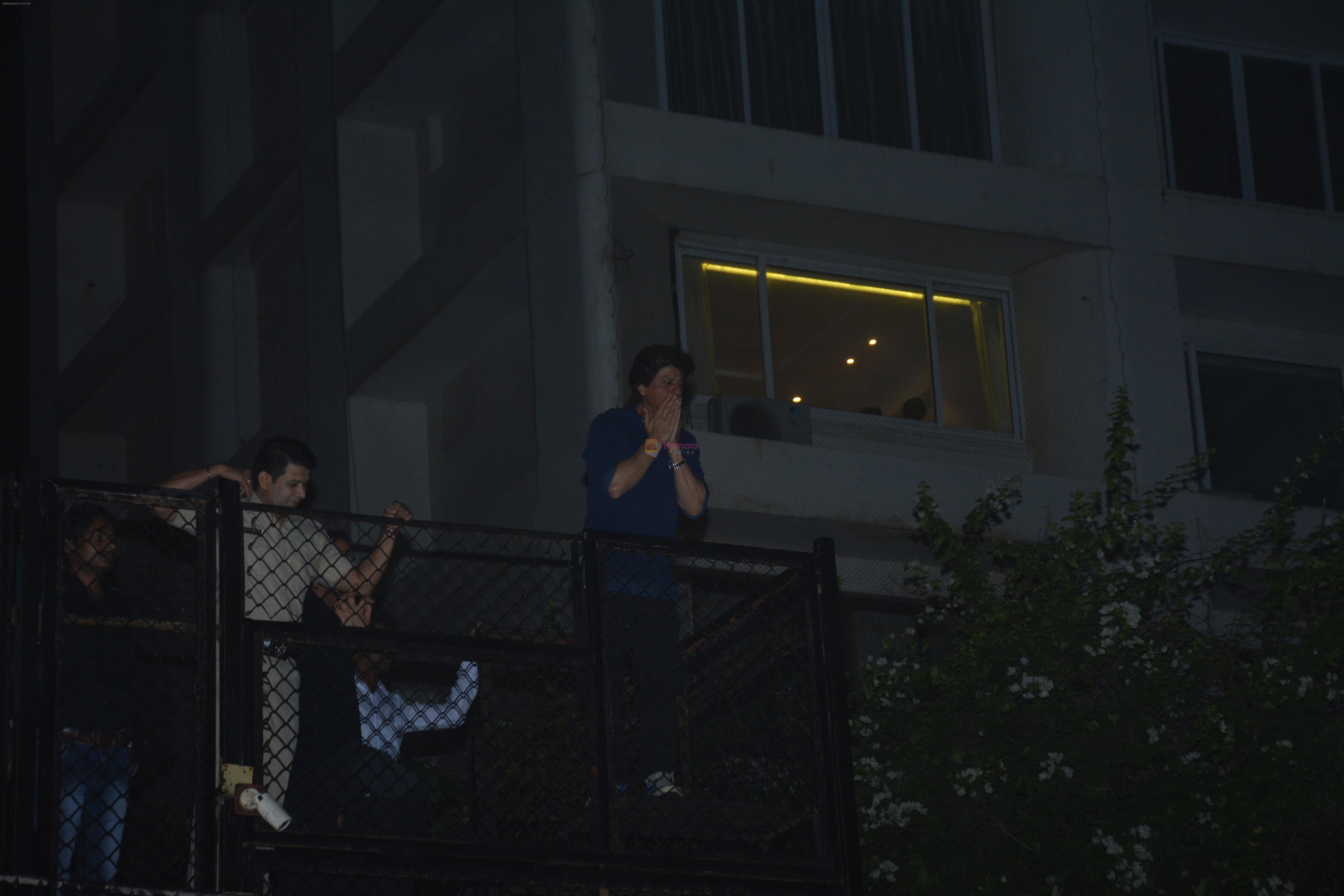 Shahrukh Khan waves to his fans on his birthday at his bandra residence on 1st Nov 2018