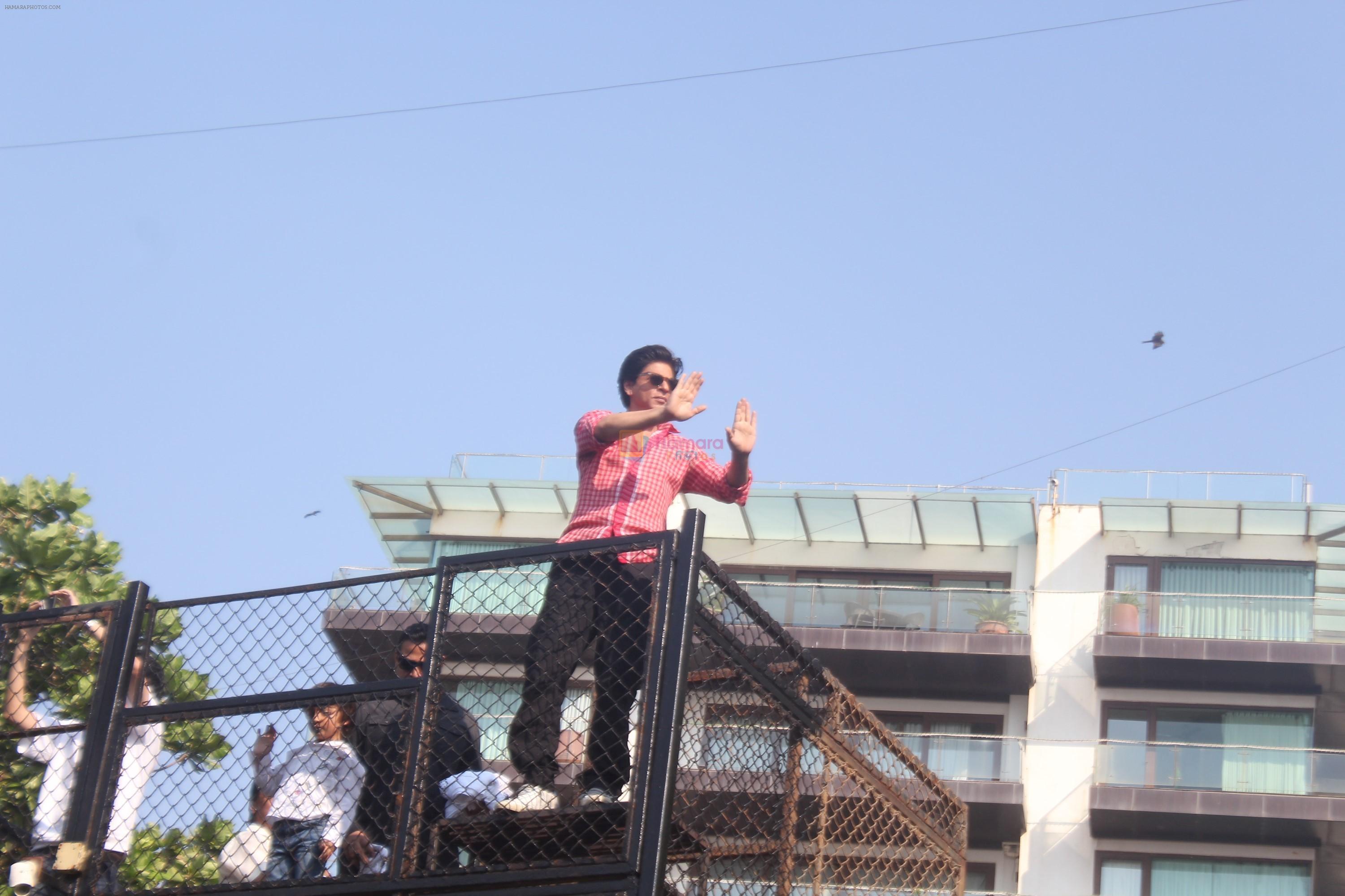 Shahrukh Khan And AbRam WAVES At FANS Outside Mannat 53rd Birthday Celebration With Fans on 2nd Nov 2018