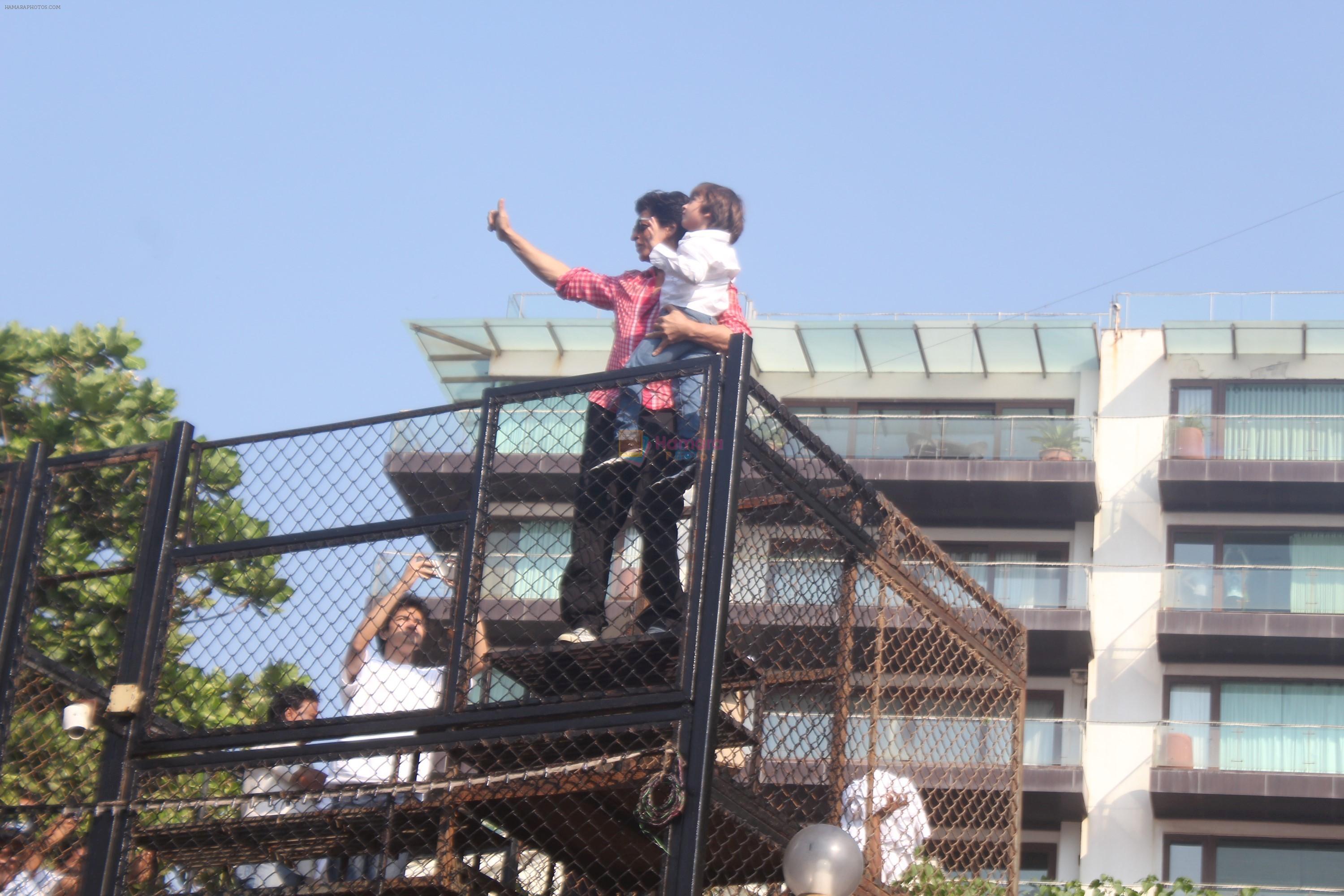 Shahrukh Khan And AbRam WAVES At FANS Outside Mannat 53rd Birthday Celebration With Fans on 2nd Nov 2018