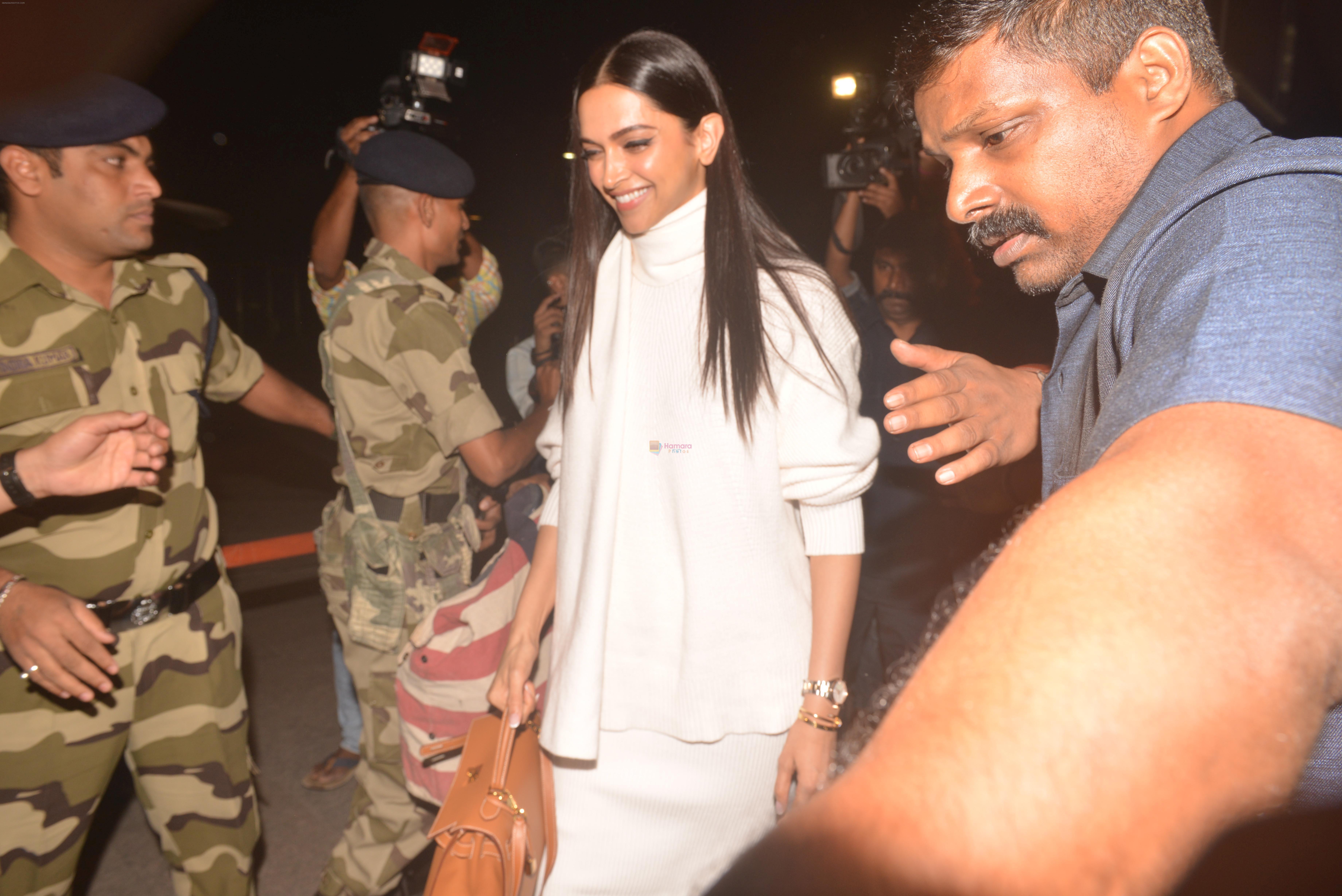 Deepika Padukone At Mumbai Airport As They Leave For Thier Wedding In Italy on 10th Nov 2018
