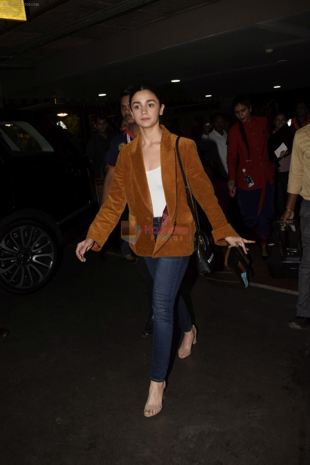 Alia Bhatt spotted at airport on 11th Nov 2018