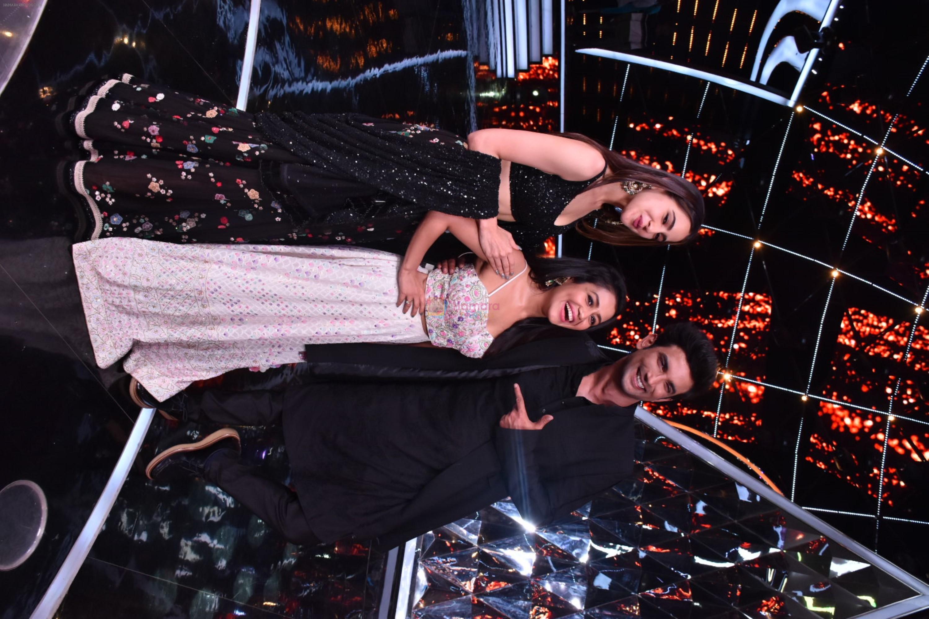 Sara ali khan, Sushant singh Rajput, Neha Kakkar, Manish Paul  at Indian Idol 10 on 12th Nov 2018