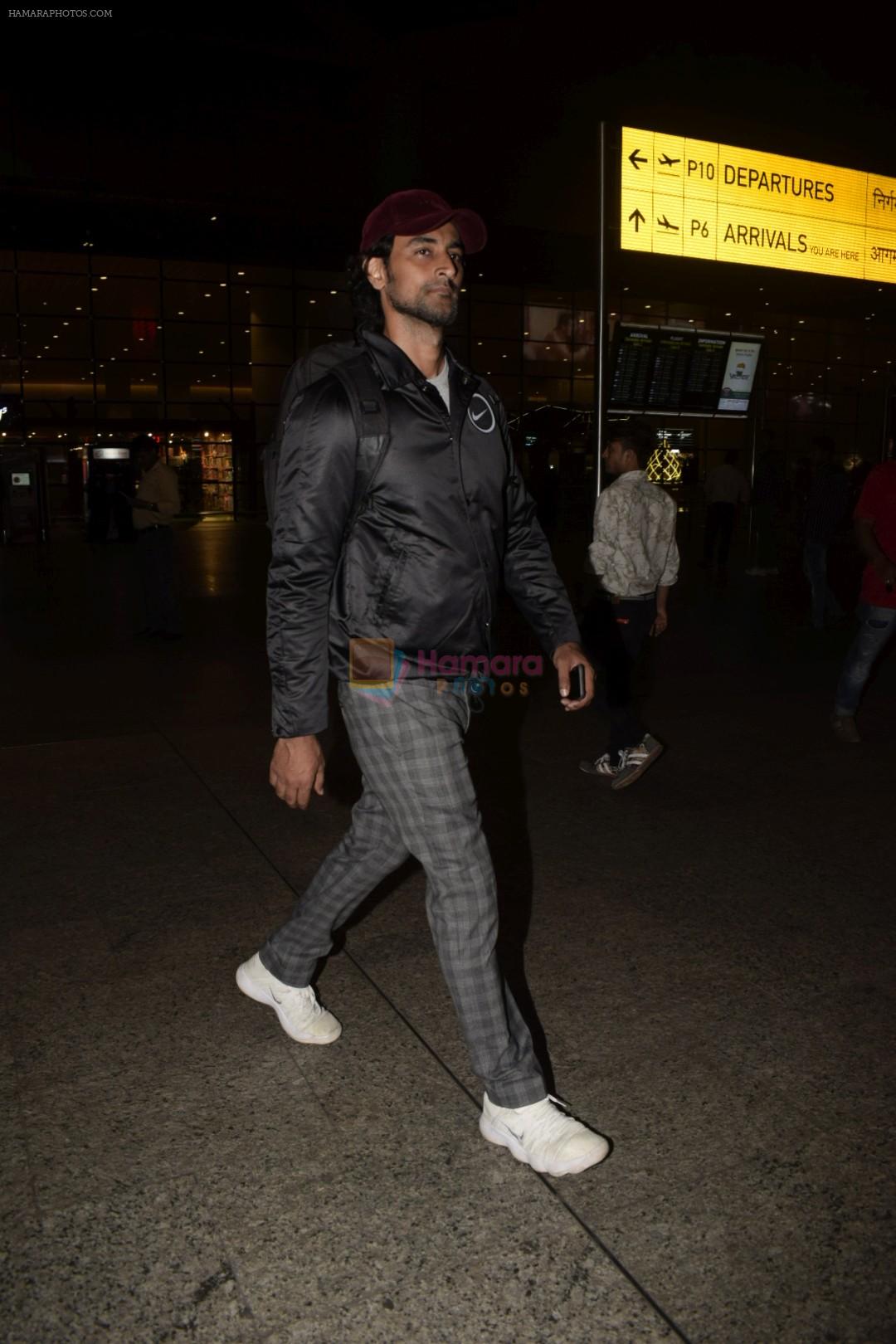 Kunal Kapoor spotted at airport on 11th Nov 2018