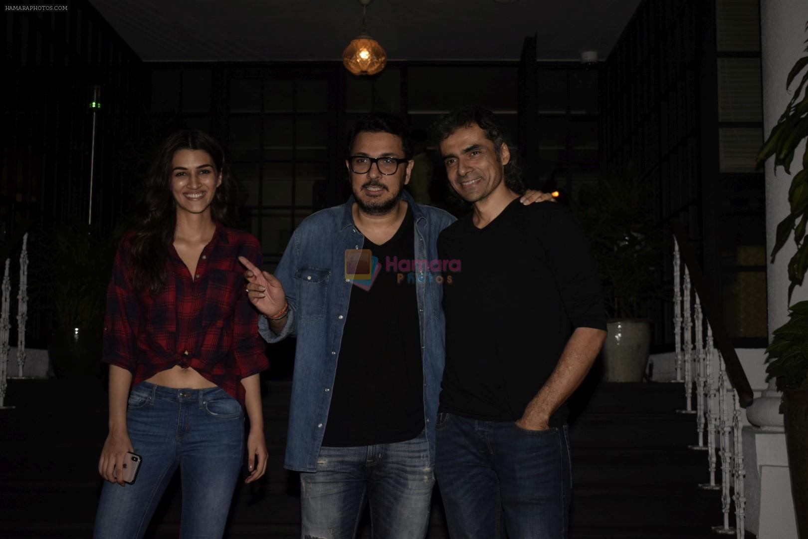 Kriti Sanon, Imtiaz Ali & Dinesh Vijan spotted at juhu on 13th Nov 2018