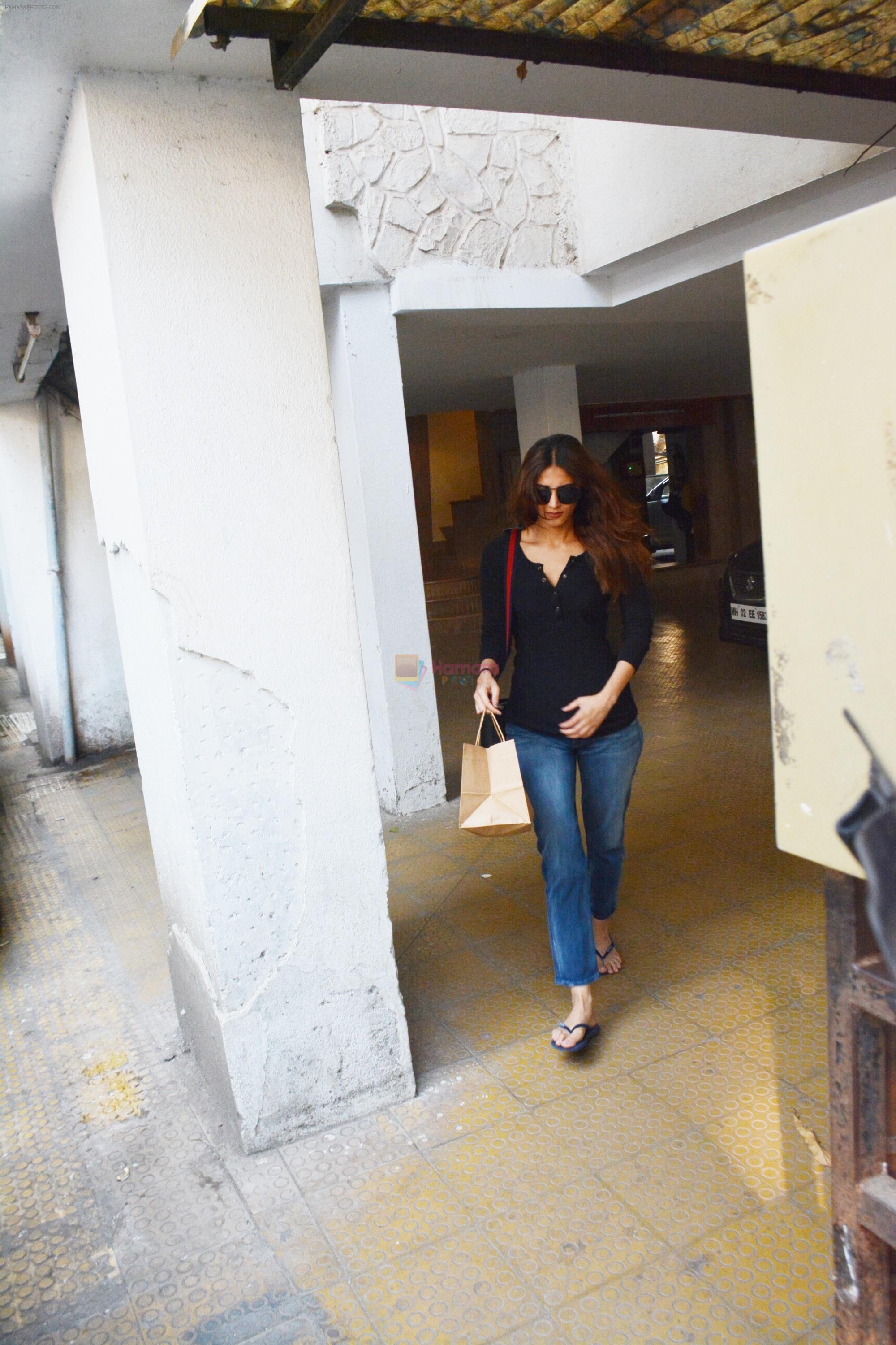 Vaani Kapoor spotted at bandra on 15th Nov 2018
