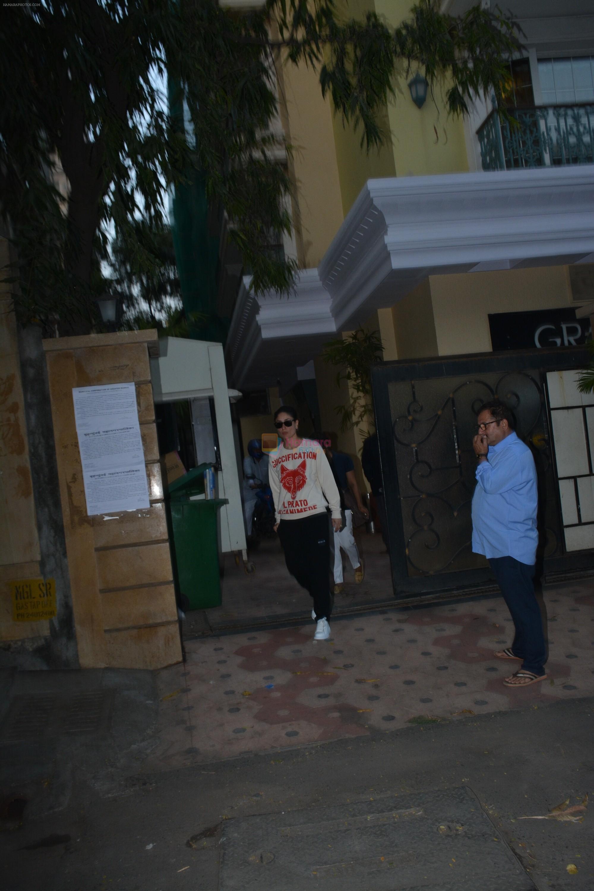 Kareena Kapoor spotted at bandra on 21st Nov 2018