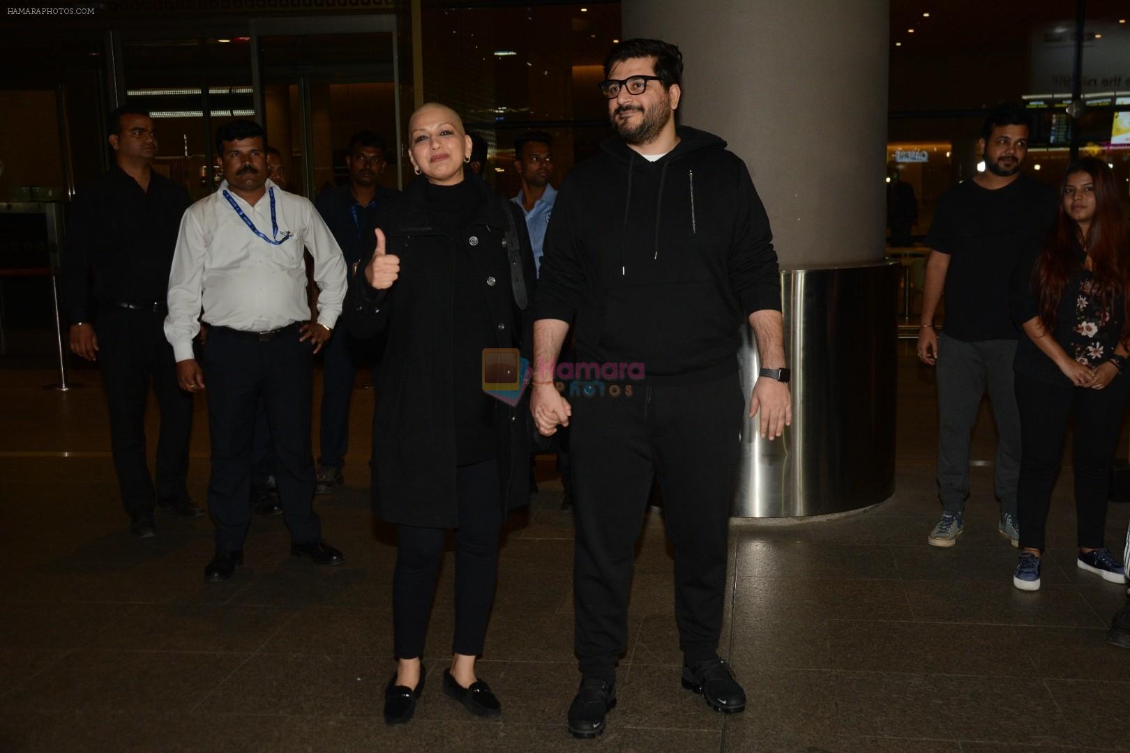 Goldie Behl with Sonali Bendre returns from USA after her treatment on 2nd Dec 2018