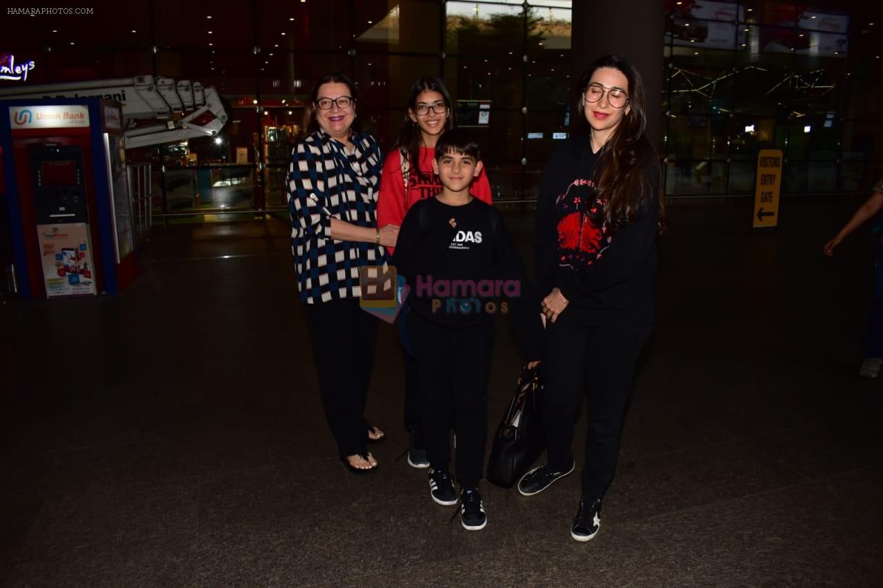 Karishma Kapoor spotted at airport with her family on 2nd Jan 2019