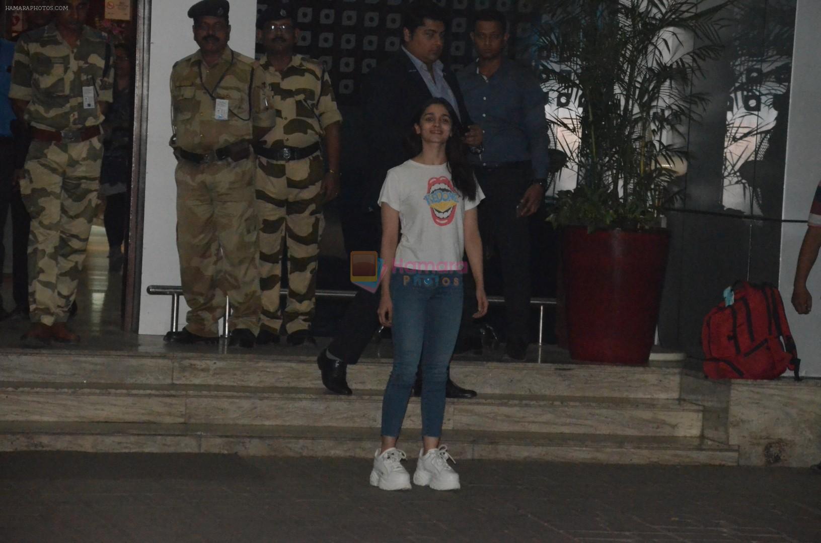 Alia Bhatt spotted at airport on 15th Jan 2019