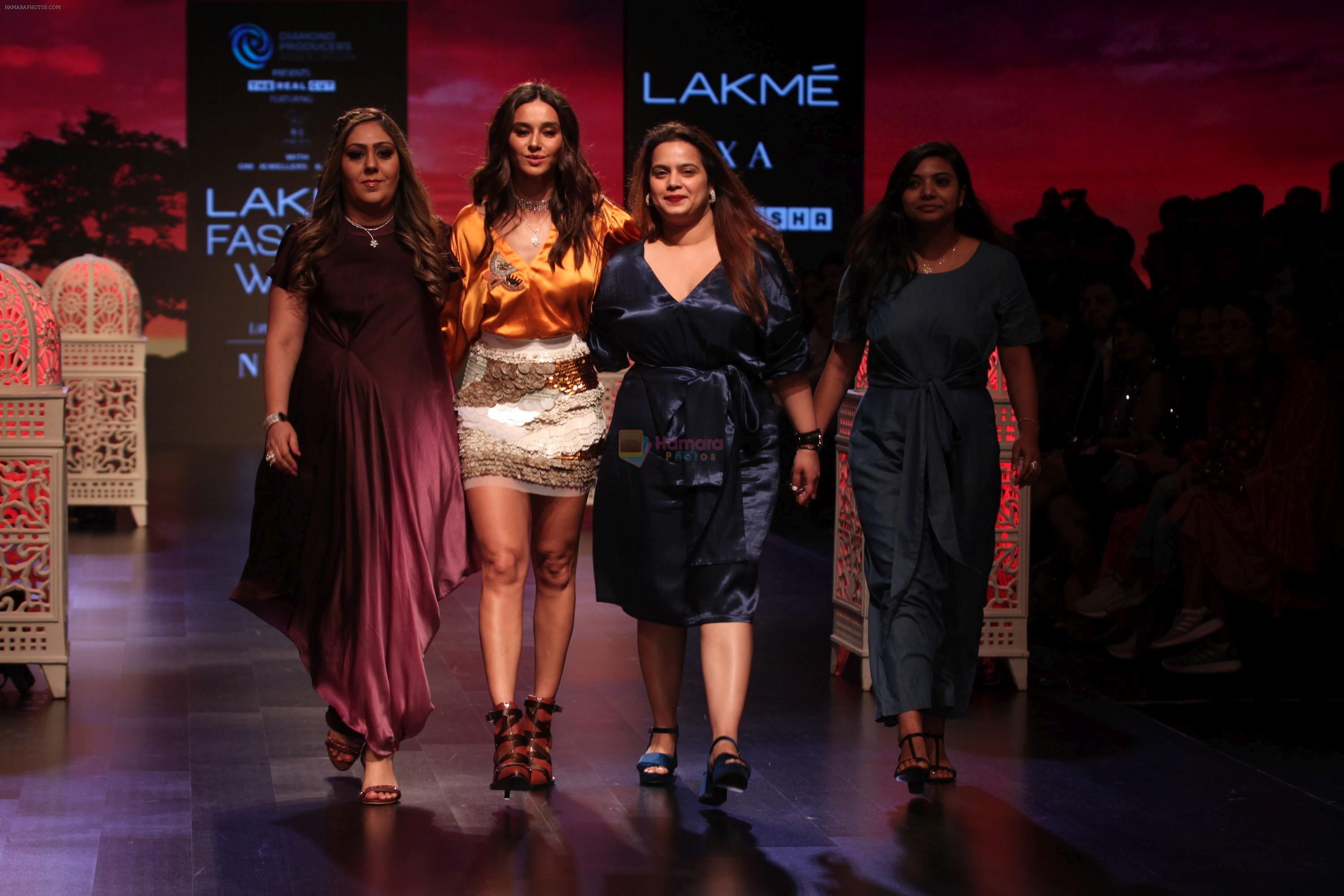 Shibani Dandekar at Lakme Fashion Week 2019 Day 2 on 2nd Feb 2019