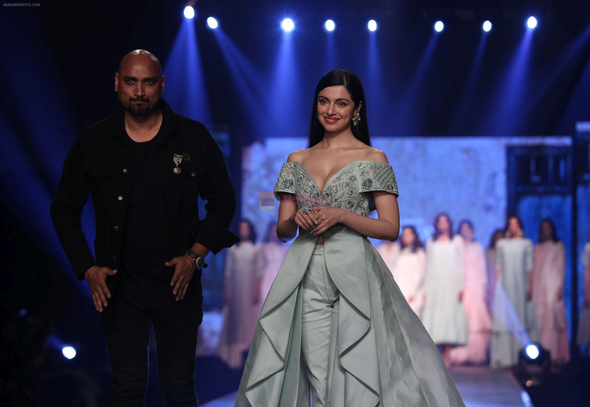 Divya Kumar at Smile Foundation & Designer Sailesh Singhania fashion show for the 13th edition of Ramp for Champs at the race course in mahalxmi on 13th Feb 2019