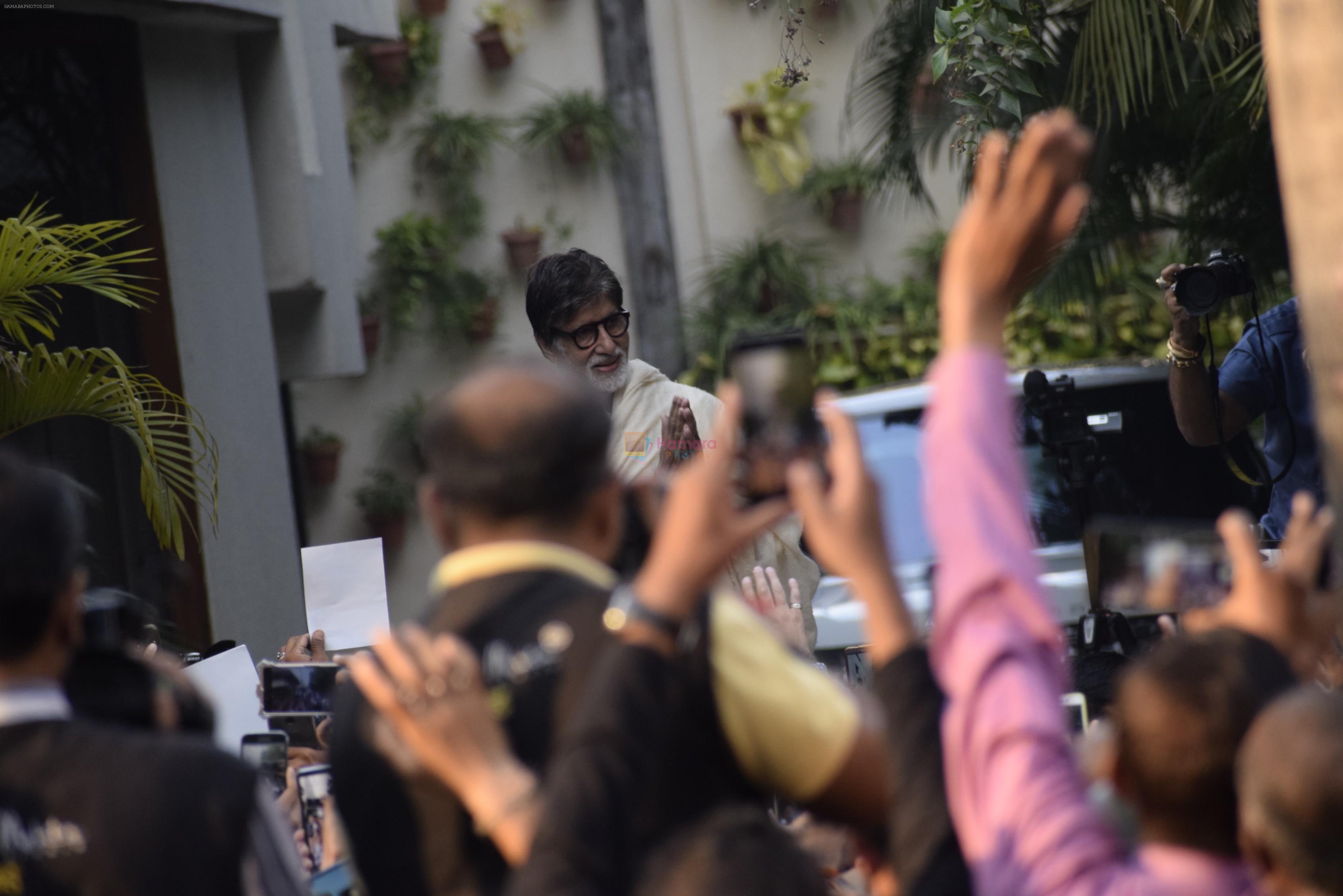 Amitabh Bachchan meets his fans outside his residence in juhu on 18th March 2019