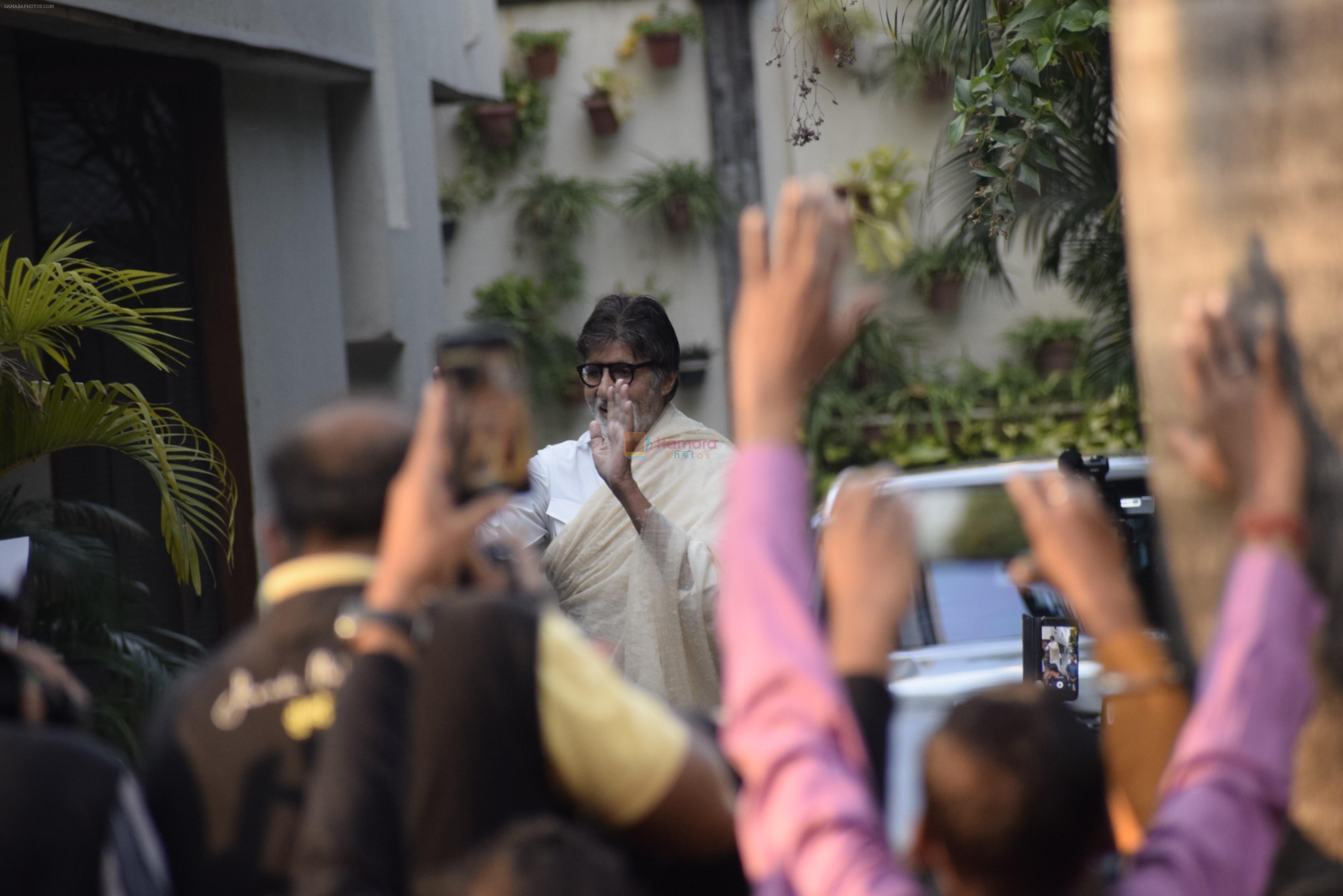 Amitabh Bachchan meets his fans outside his residence in juhu on 18th March 2019