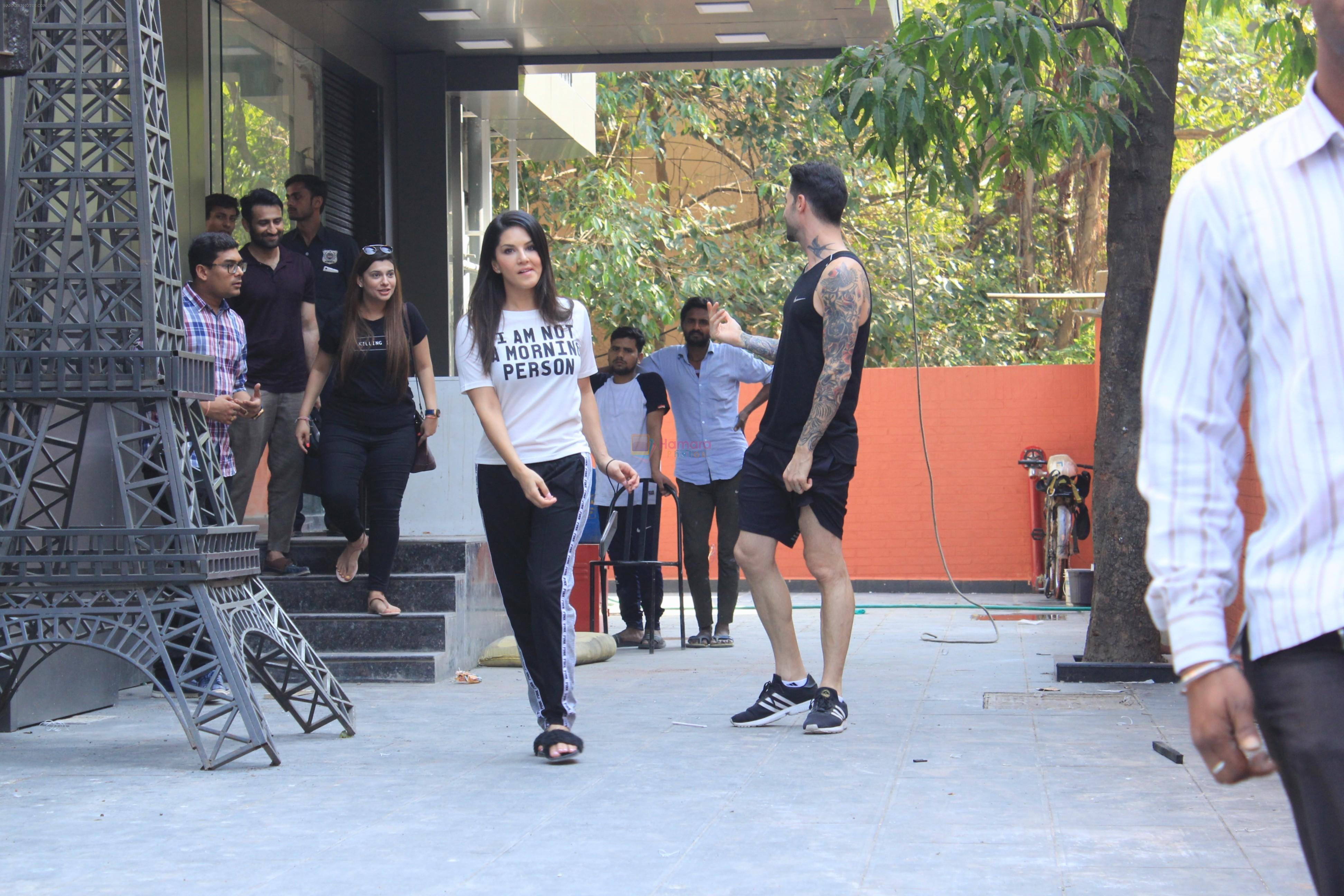 Sunny Leone & Daniel webber spotted juhu on 18th March 2019