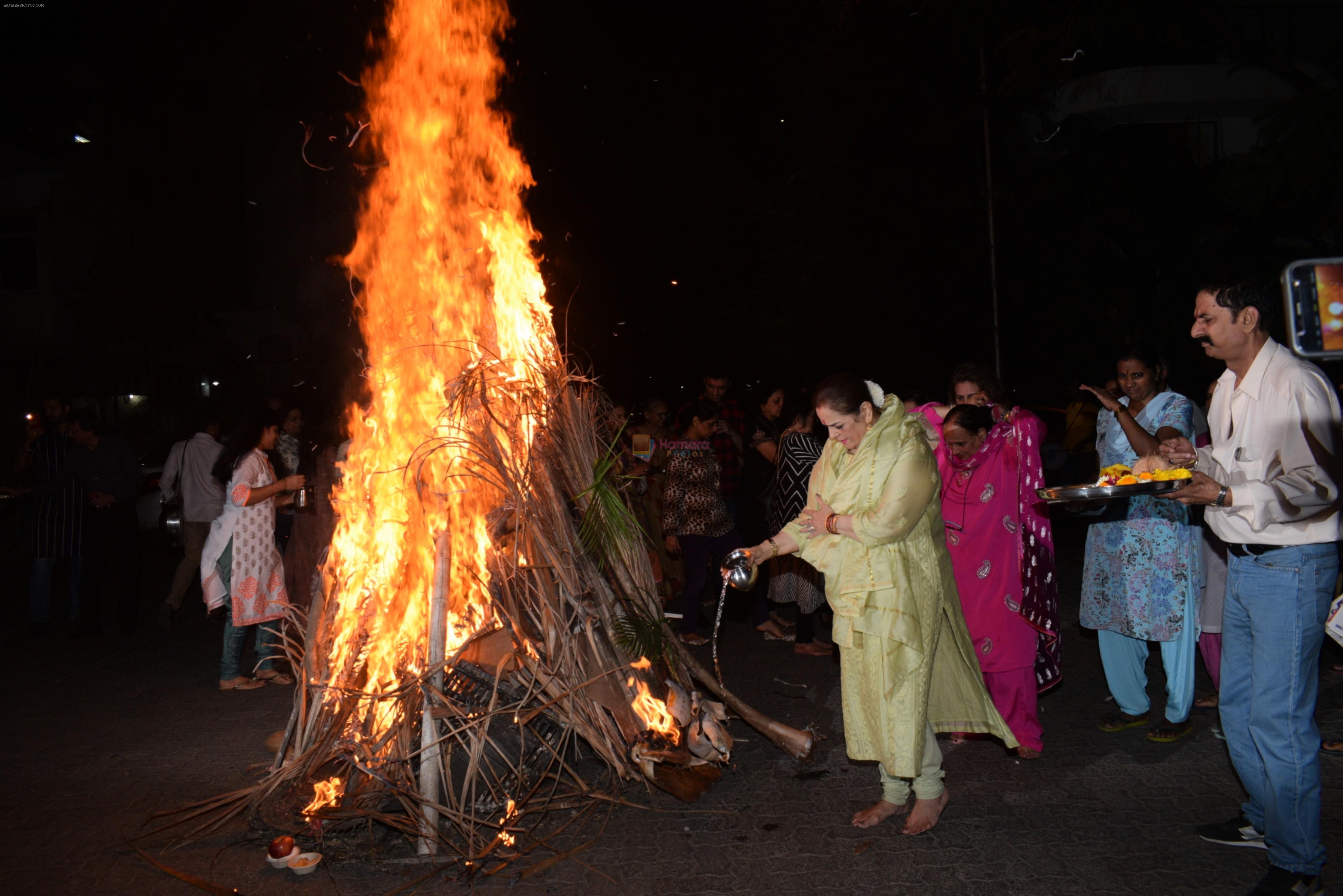 Poonam Sinha & others spotted doing Holi Pujan at juhu on 20th March 2019