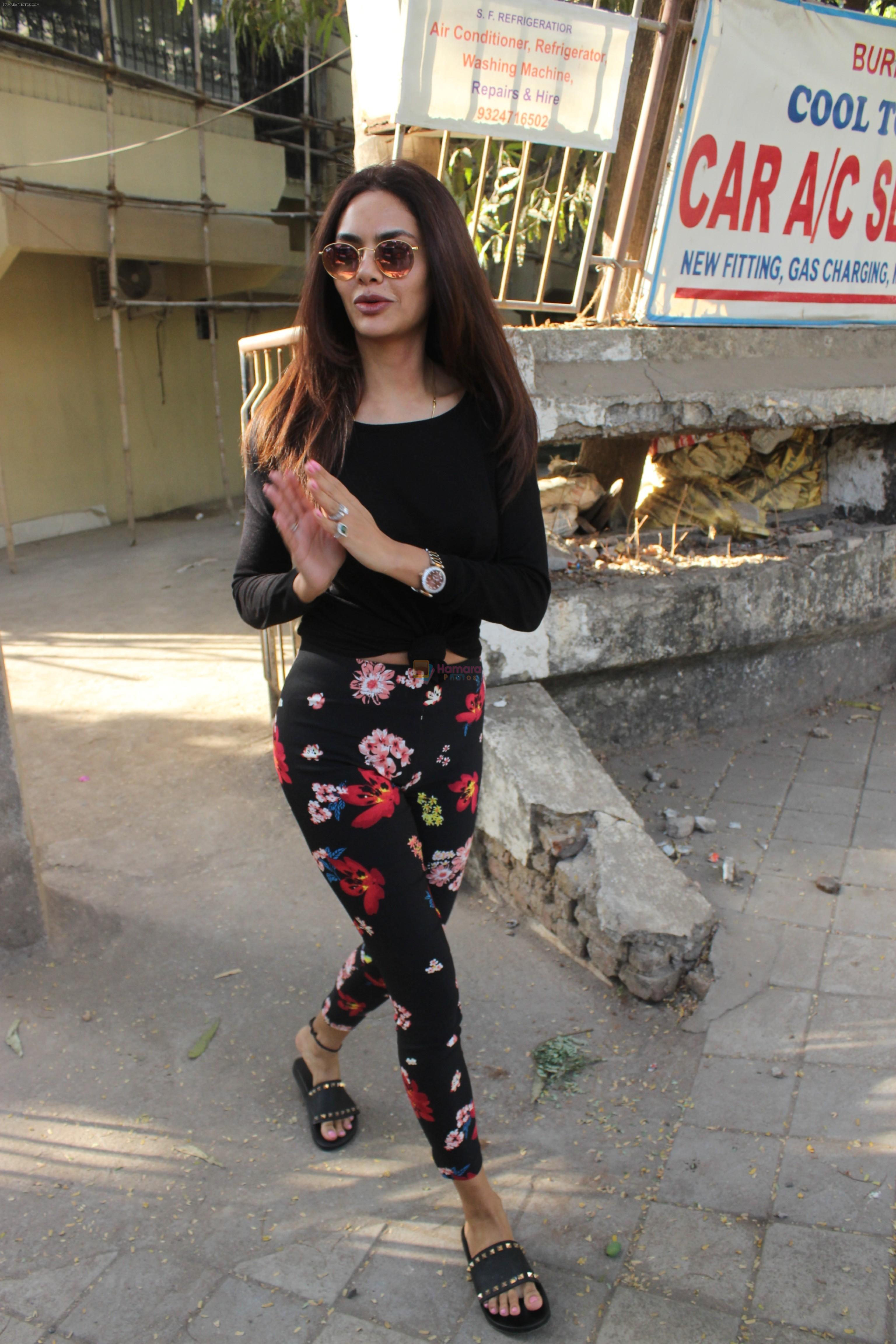 Esha Gupta spotted at Kromakay juhu on 20th March 2019