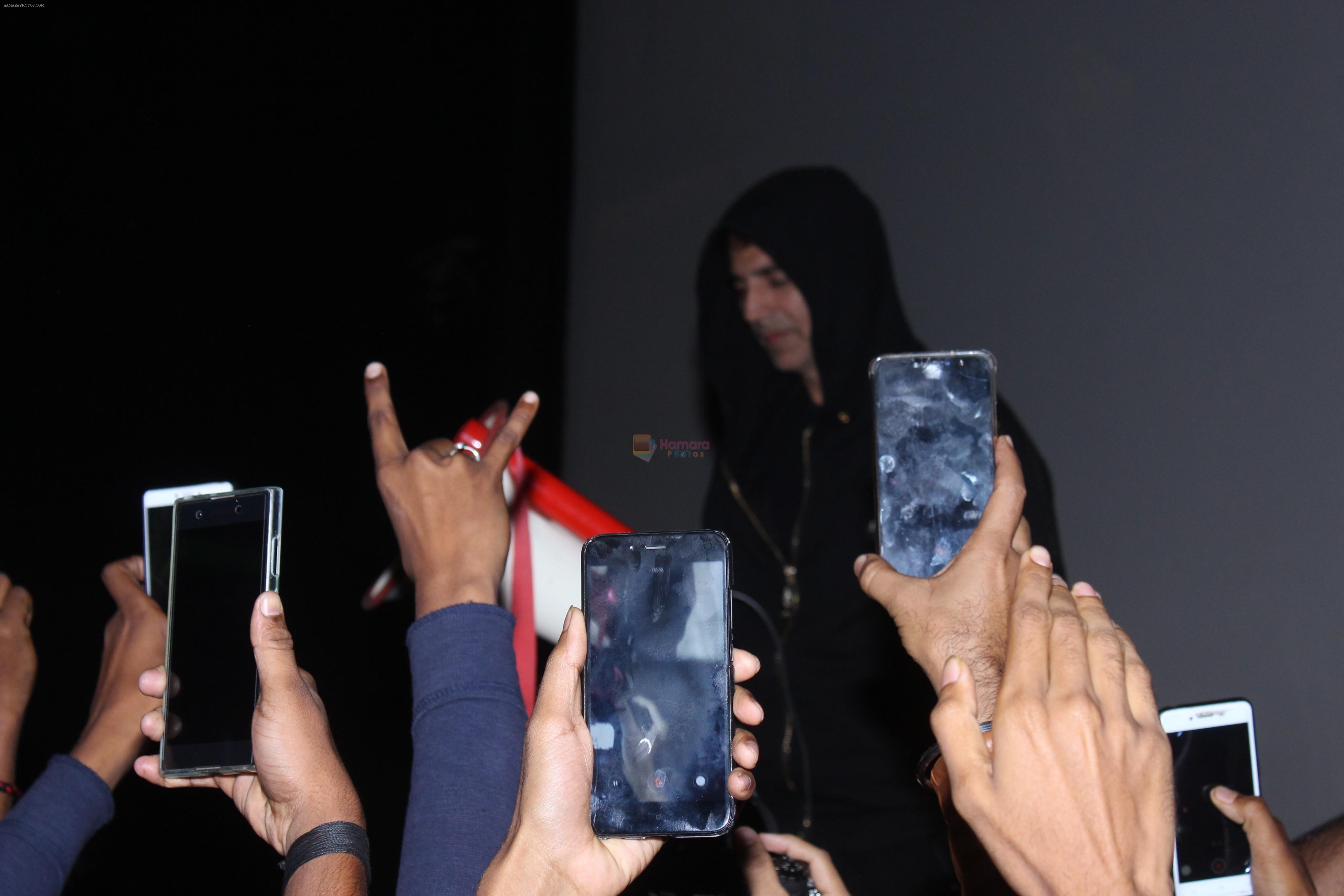 Akshay Kumar meets the fans at pvr juhu on 20th March 2019