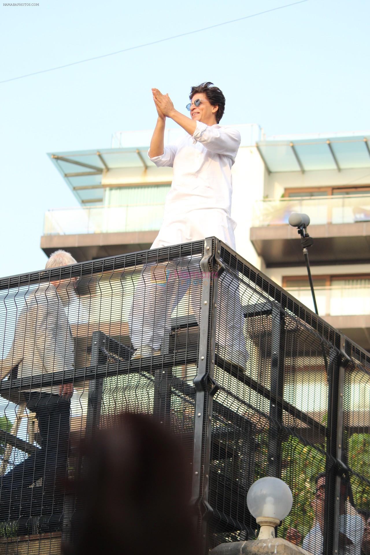 Shahrukh Khan with son Abram waves the fans on Eid at his bandra residence on 5th June 2019