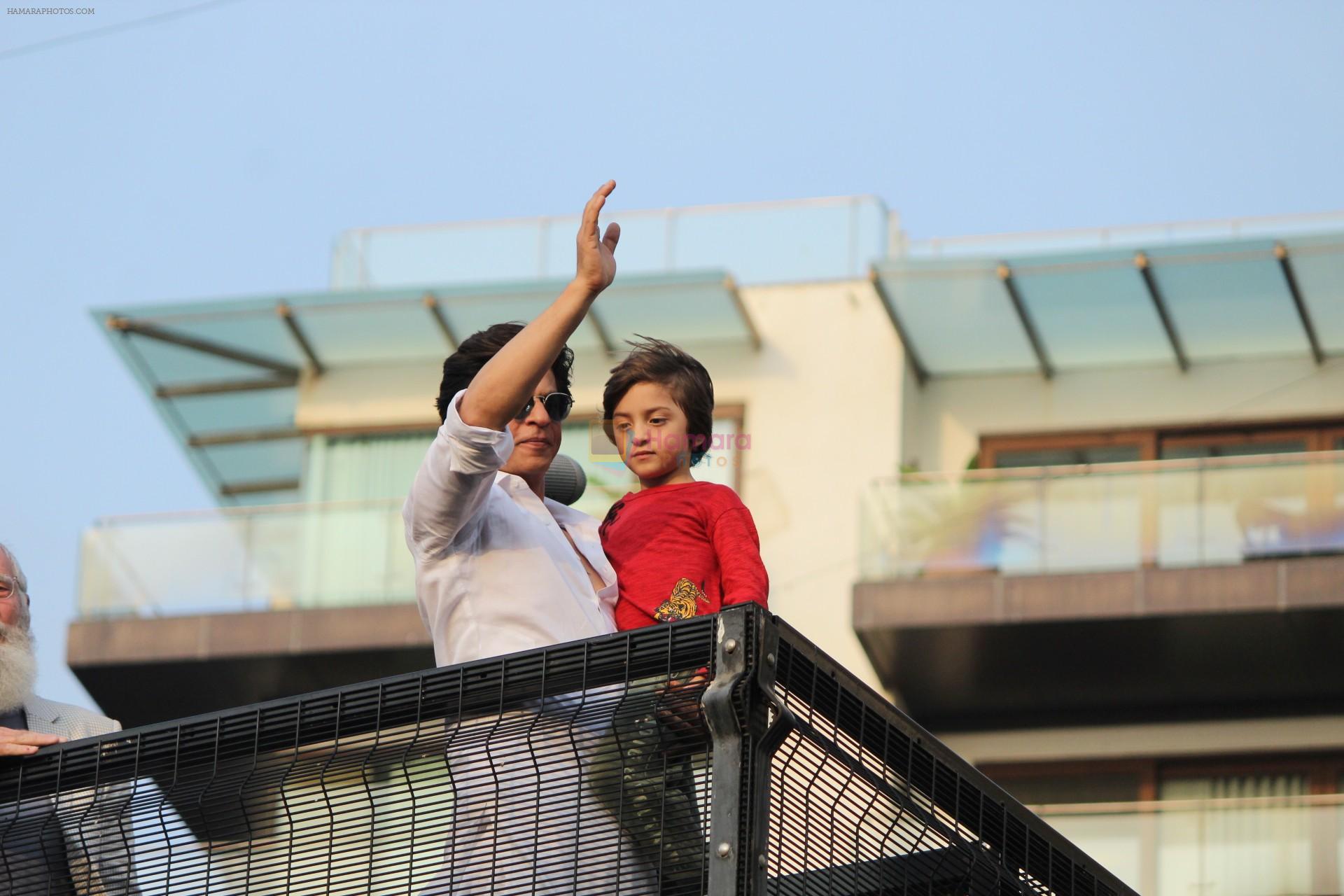 Shahrukh Khan with son Abram waves the fans on Eid at his bandra residence on 5th June 2019