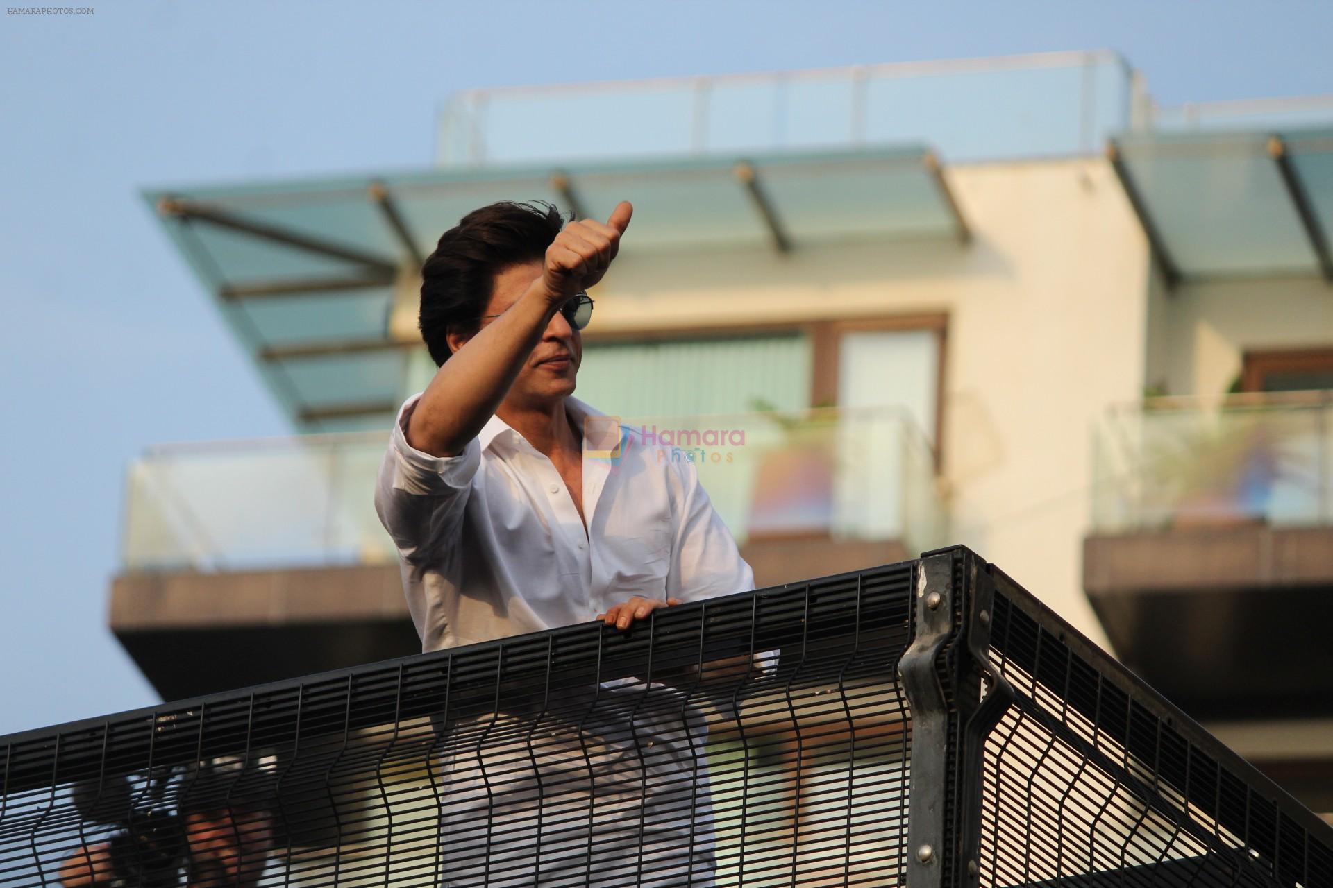 Shahrukh Khan with son Abram waves the fans on Eid at his bandra residence on 5th June 2019