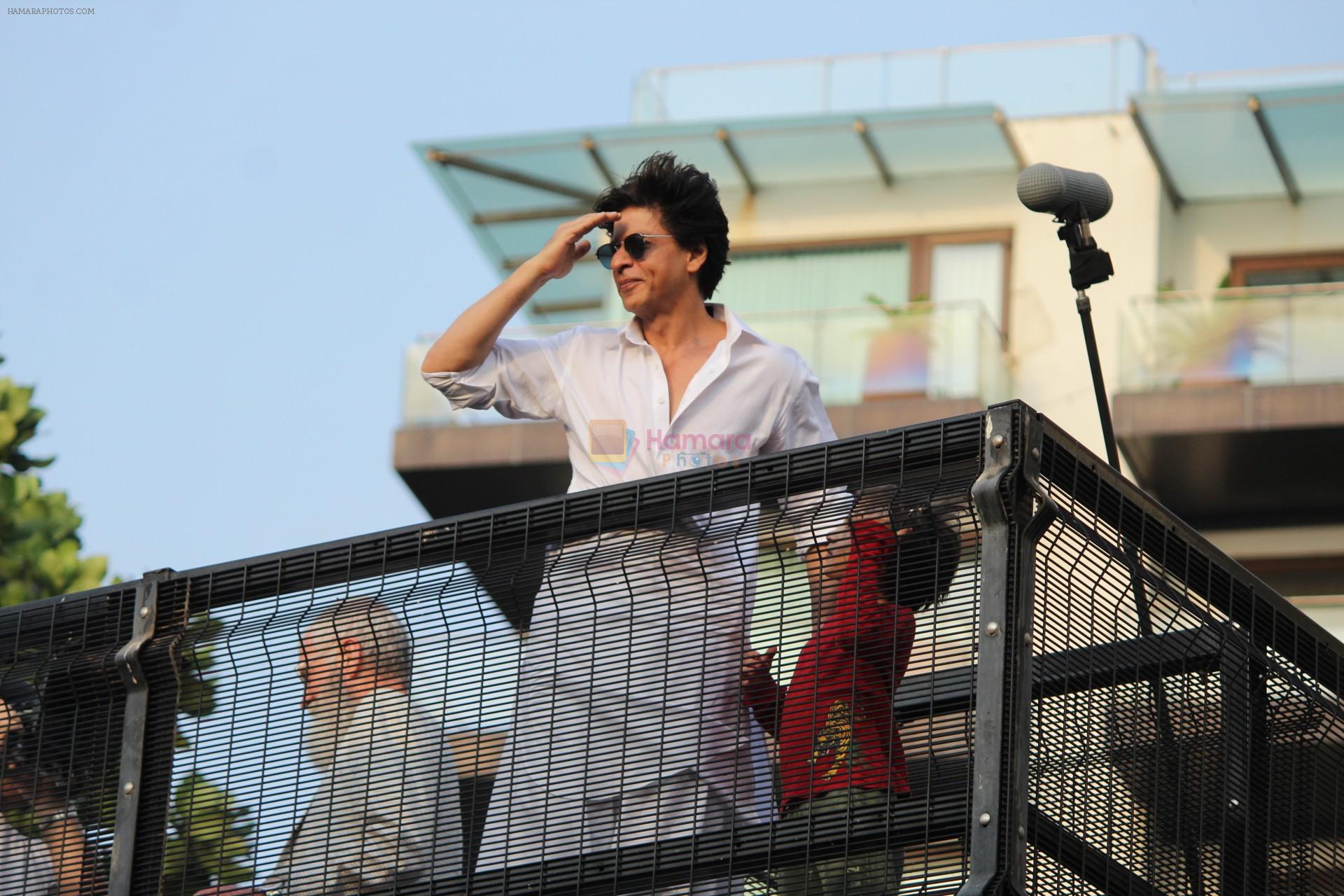 Shahrukh Khan with son Abram waves the fans on Eid at his bandra residence on 5th June 2019