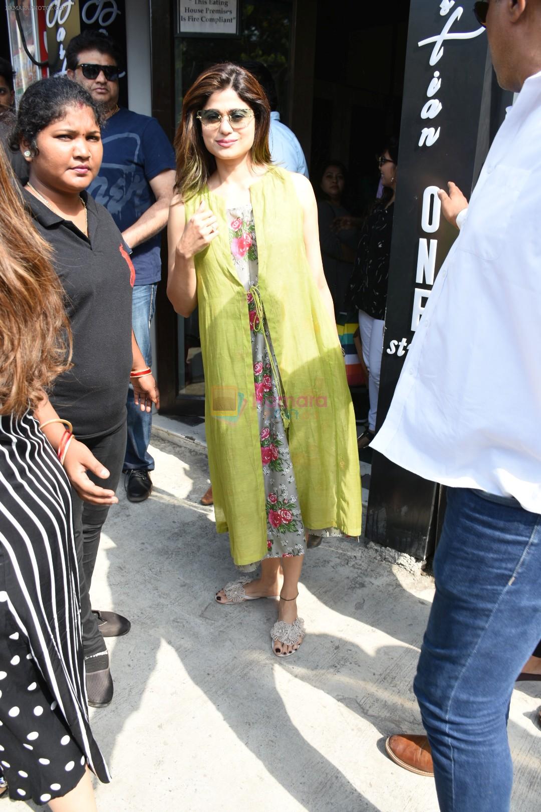 Shilpa & Shamita Shetty spotted at Bastian Bandra on 8th June 2019