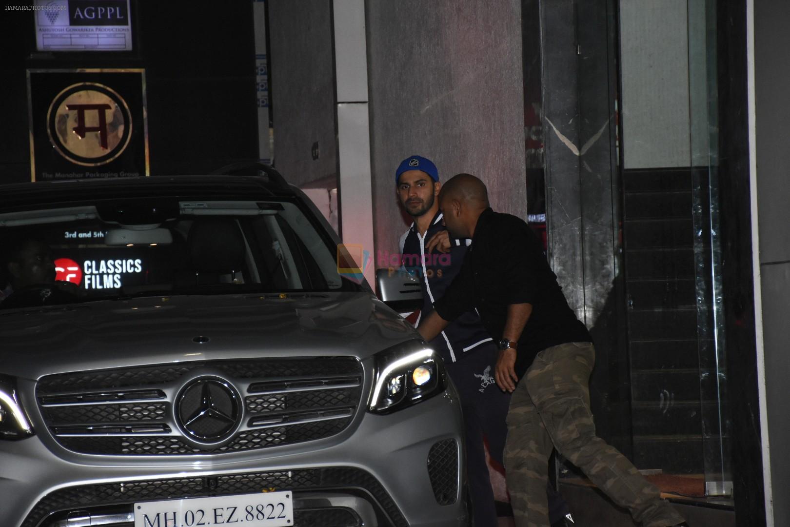 Varun Dhawan spotted at gym in Khar on 17th June 2019