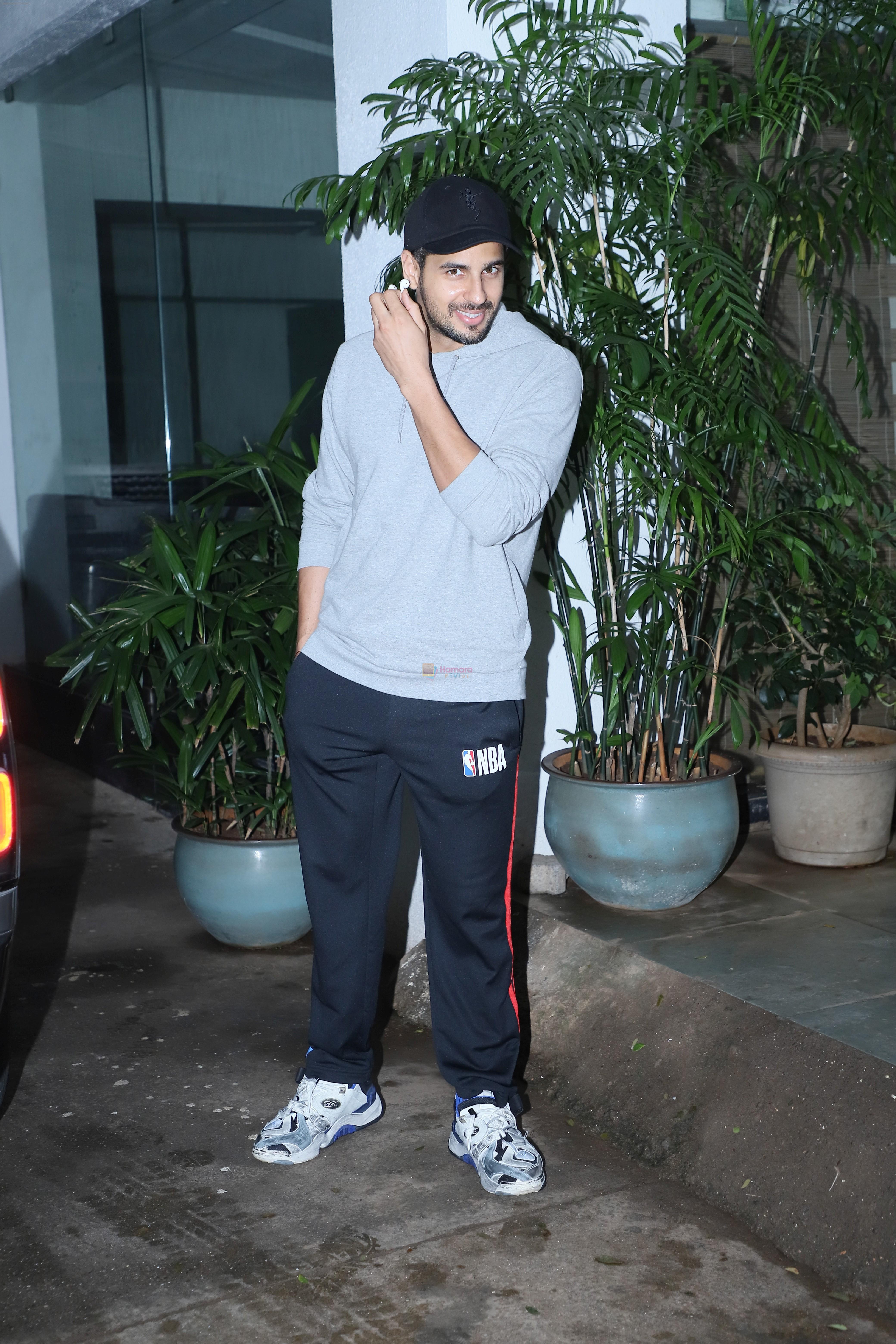 Sidharth Malhotra spotted sunny sound juhu on 8th July 2019