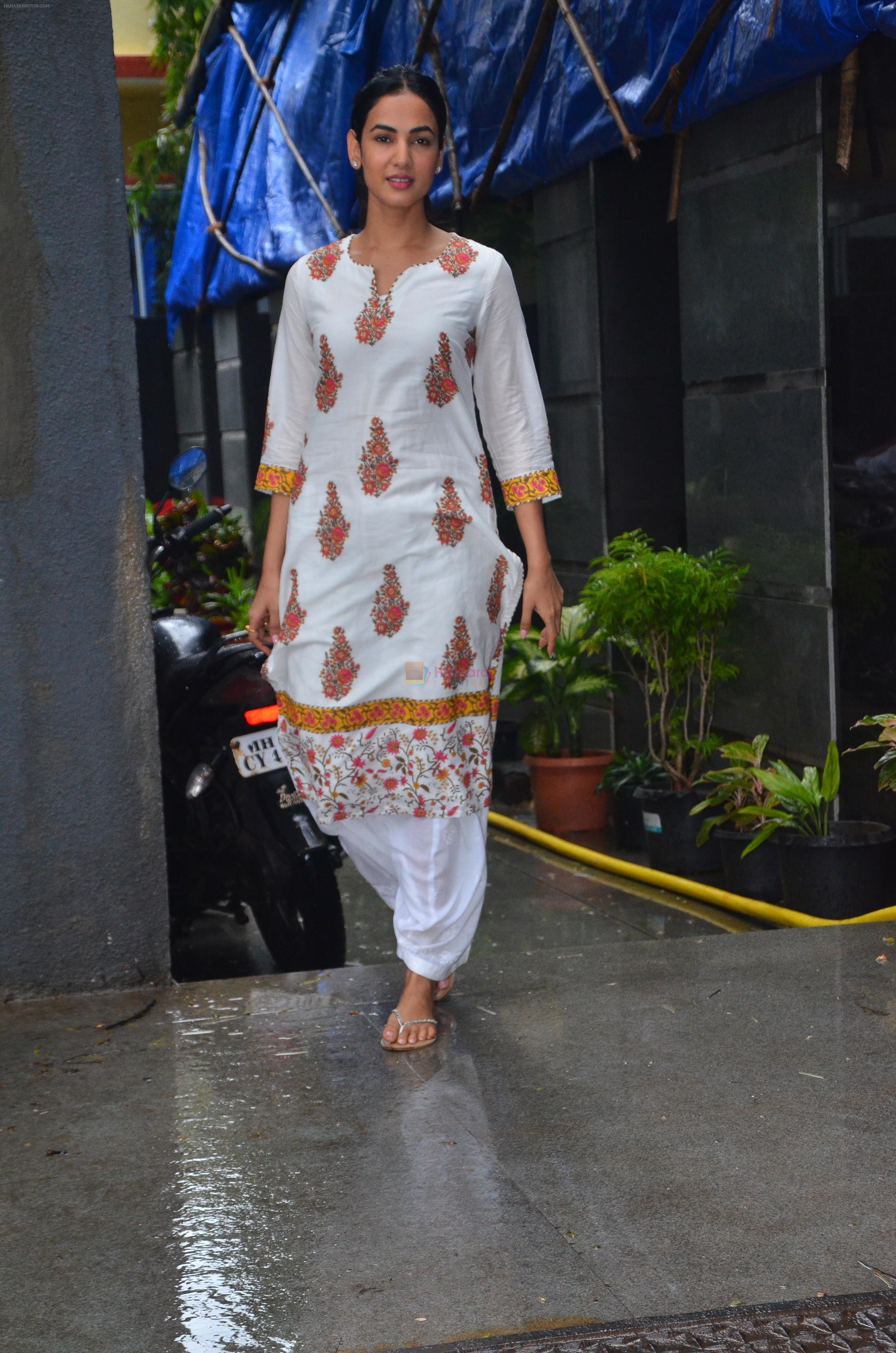 Sonal Chauhan spotted at Mukesh Chabra's office in juhu on 29th July 2019