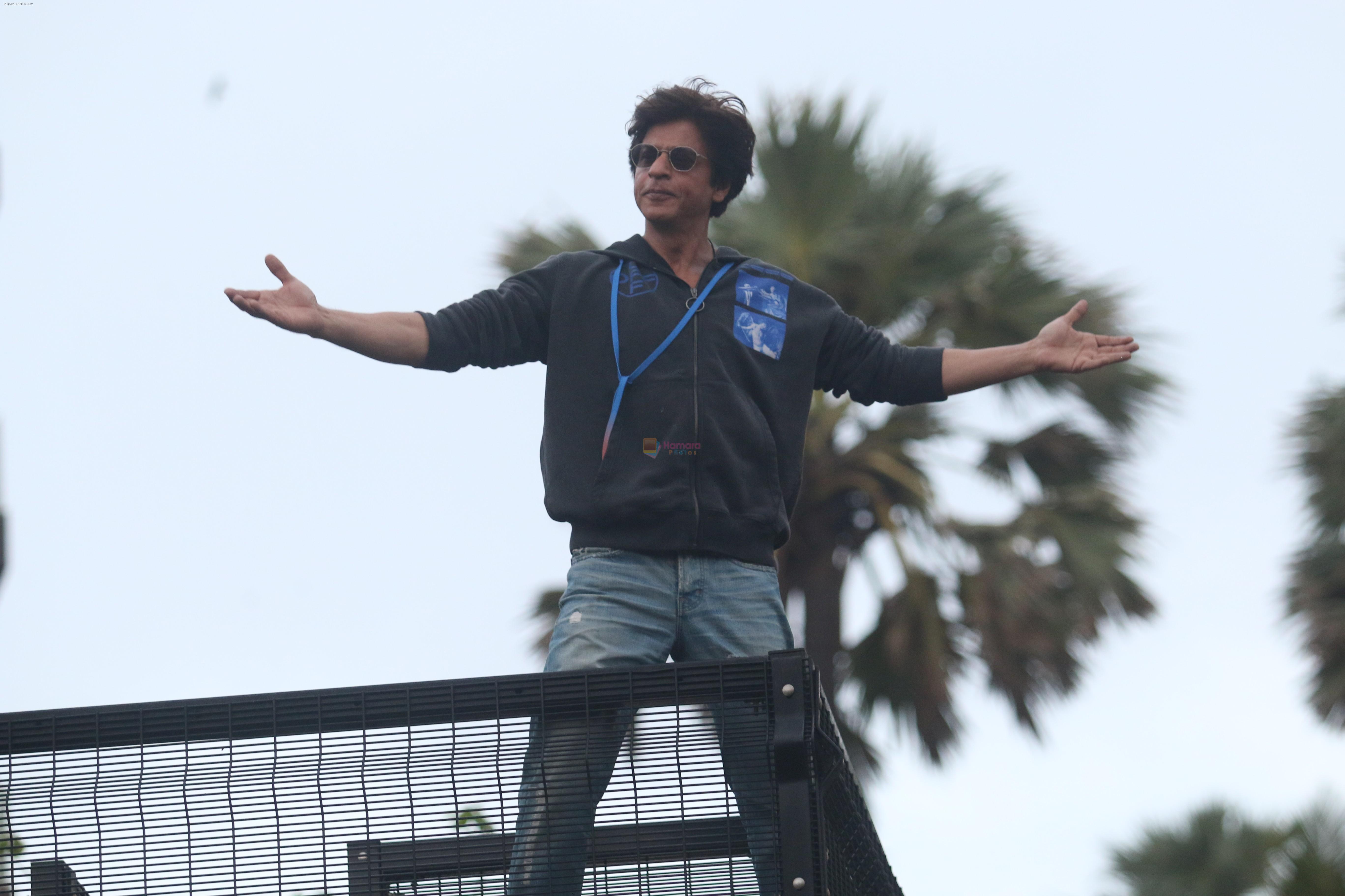 Shahrukh Khan waves to fans on the occasion of Eid at his bandra residence on 12th Aug 2019