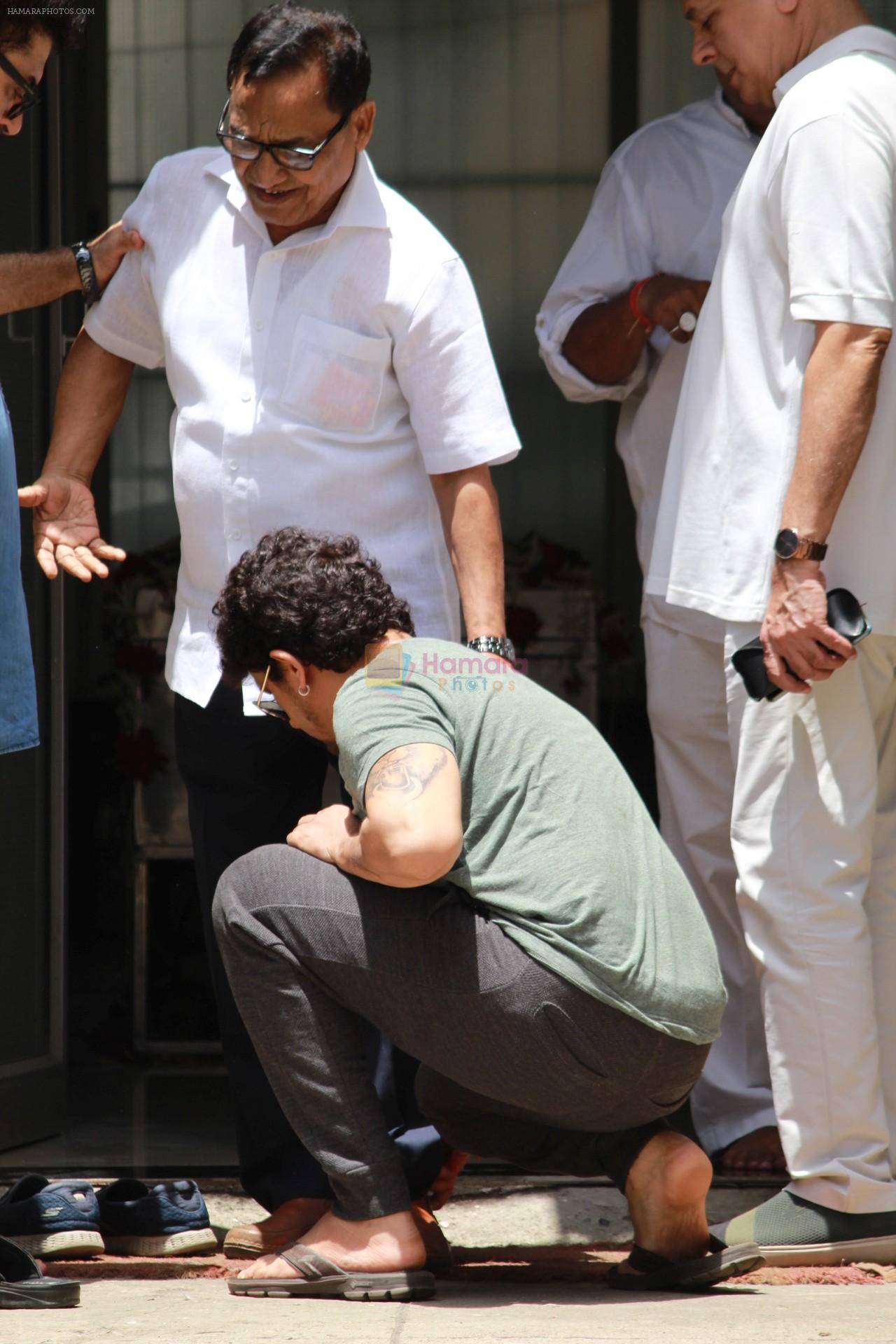 Sonu Nigam at the funeral of Mohammed Zahur Khayyam on 20th Aug 2019