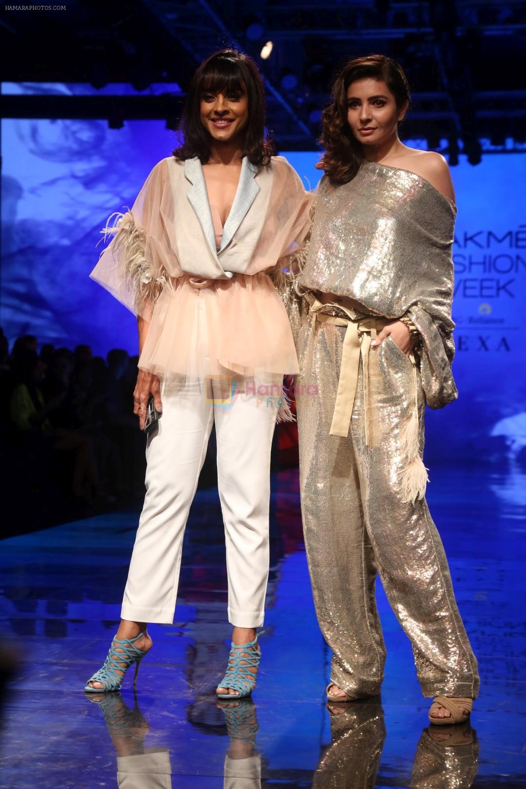 Manasi Scott, Shonali Nagrani at lakme fashion week Day 1 on 21st Aug 2019