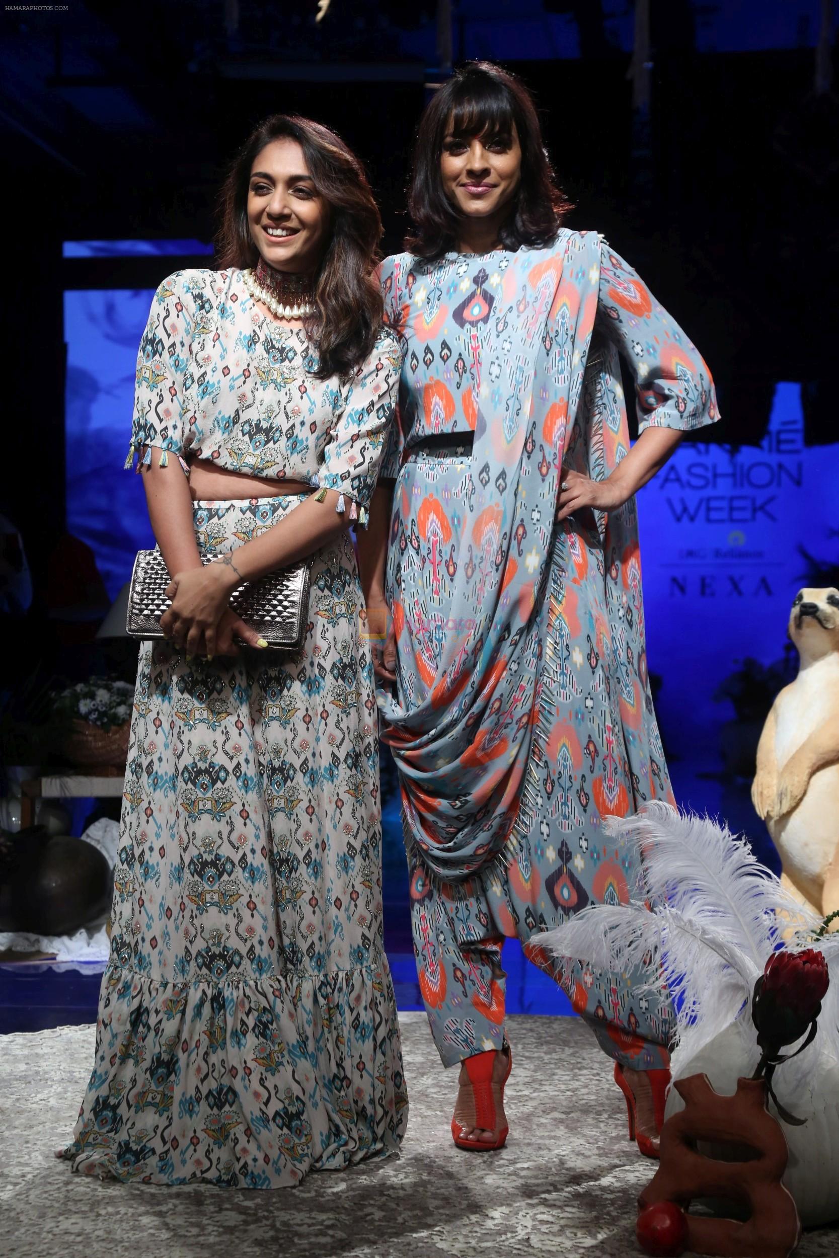 Shweta Salve, Manasi Scott at Lakme Fashion Week Day 1 on 21st Aug 2019