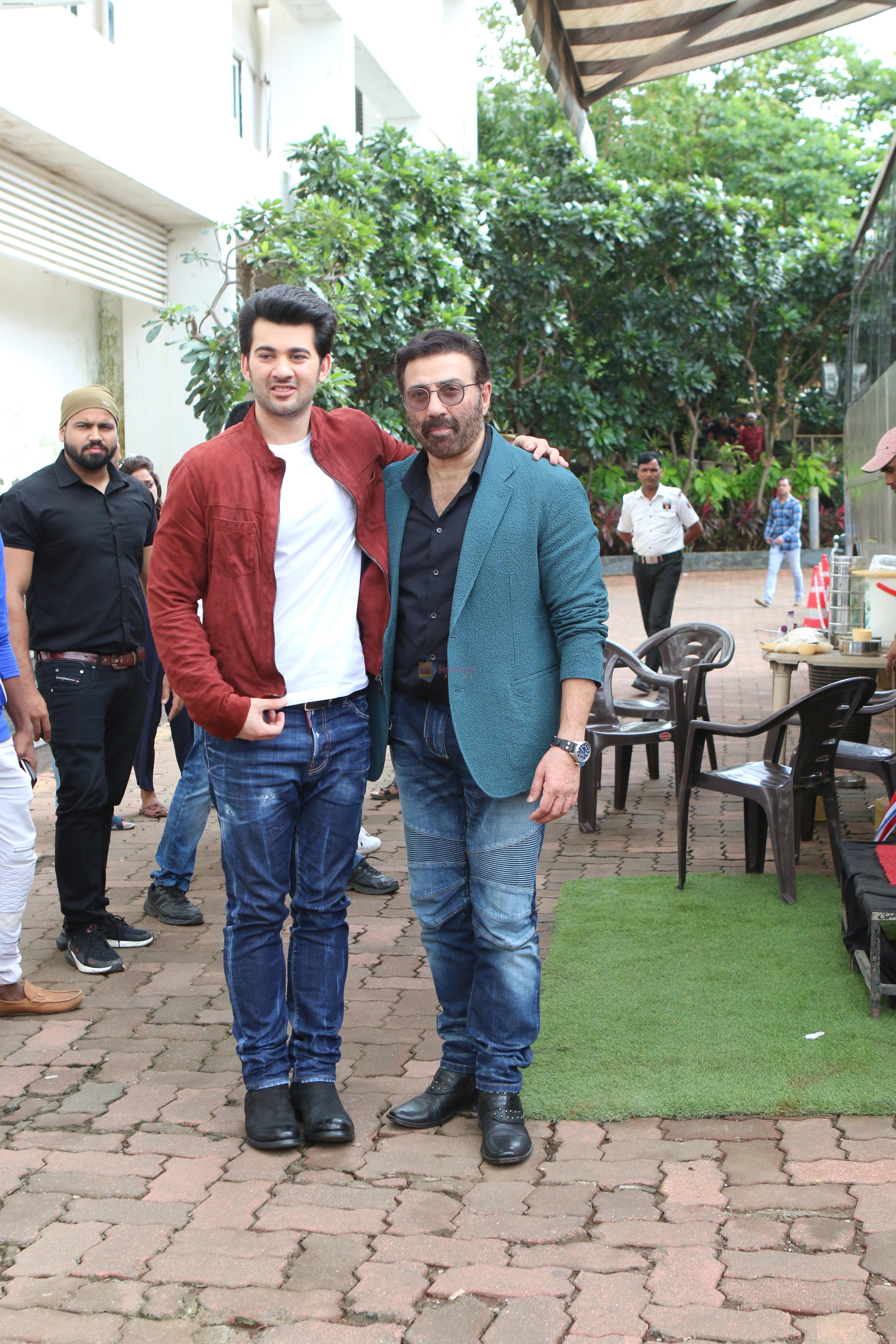 Sunny Deol, Karan Deol on the sets of Dance India Dance at filmcity in goregoan on 22nd Aug 2019