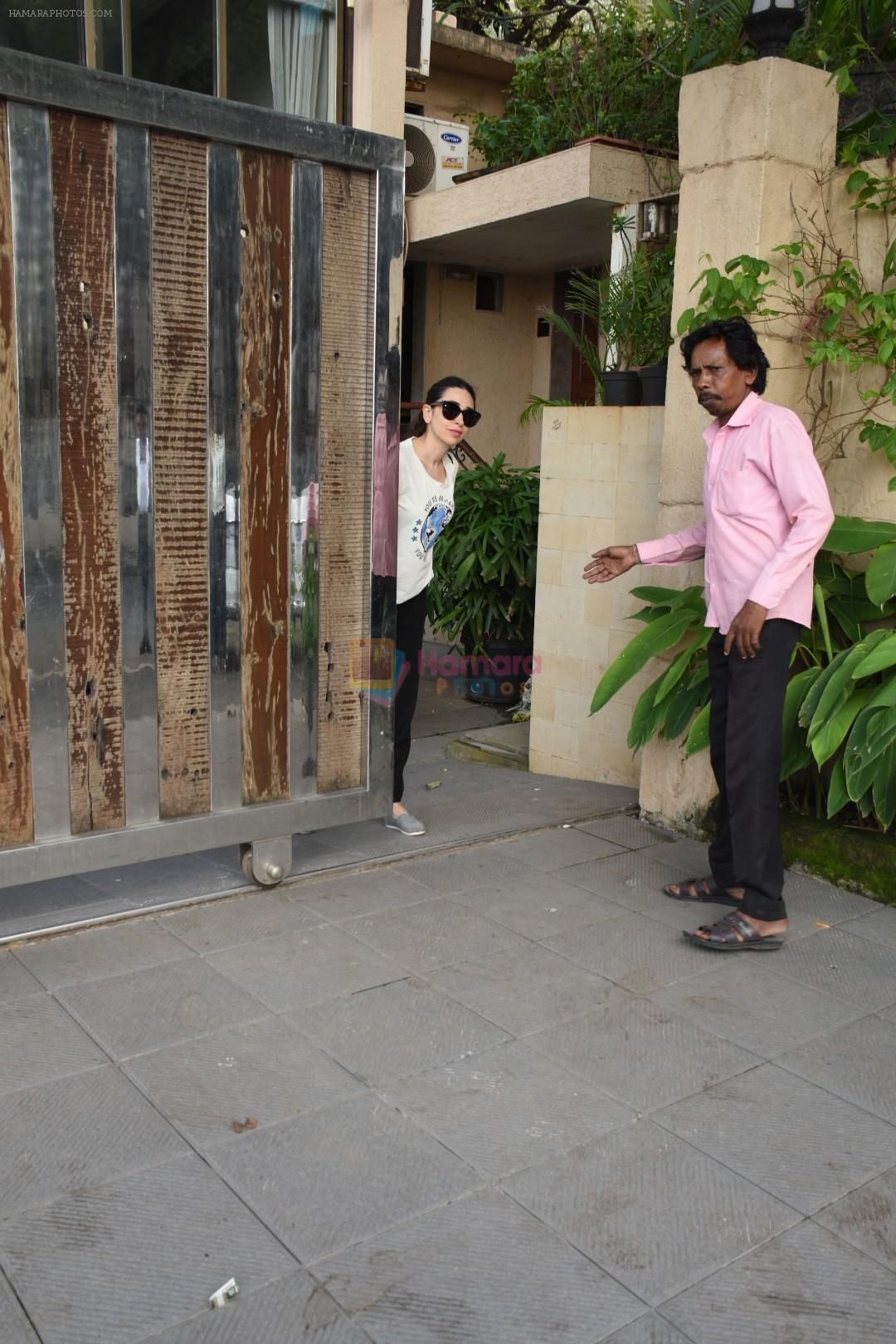 Karishma Kapoor & daughter Samiera Kapoor spotted at a clinic in bandra on 22nd Aug 2019