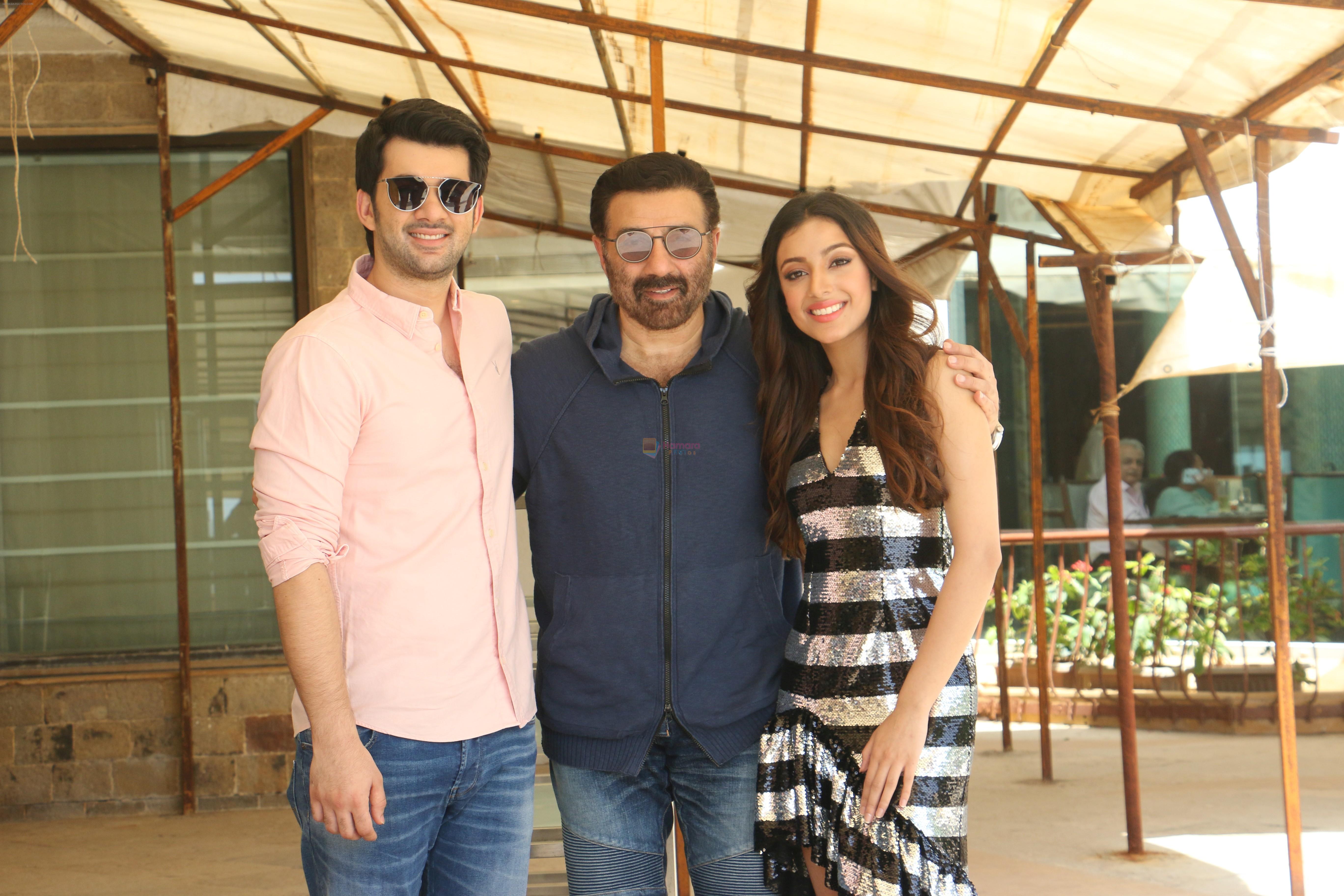 Karan Deol,  Sunny Deol, Saher Bamba at the promotion of film Pal Pal Dil Ke Pass in Sun n Sand on 23rd Aug 2019