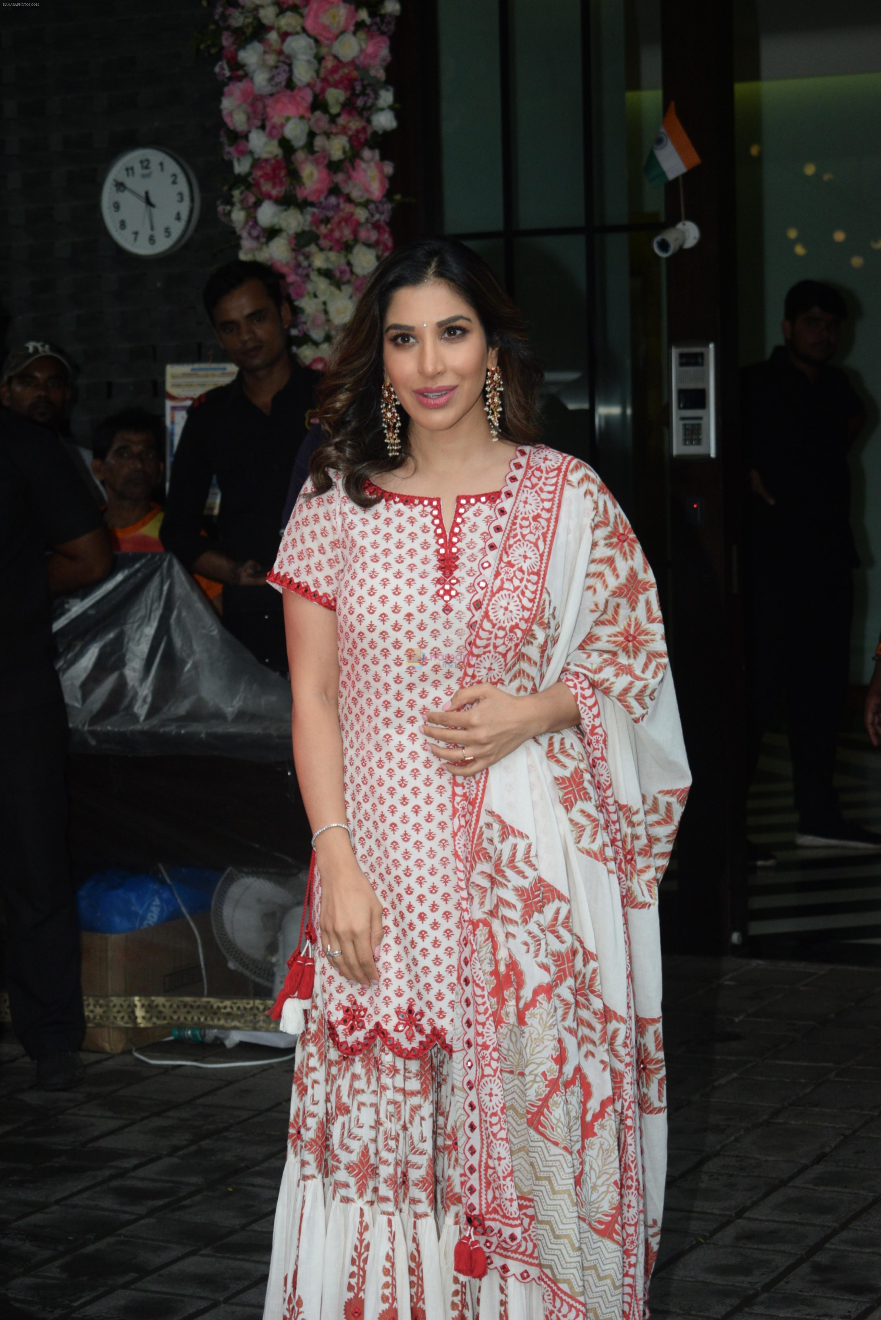 Sophie Choudry at Arpita Khan's home for Ganesh Chaturthi on 2nd Sept 2019