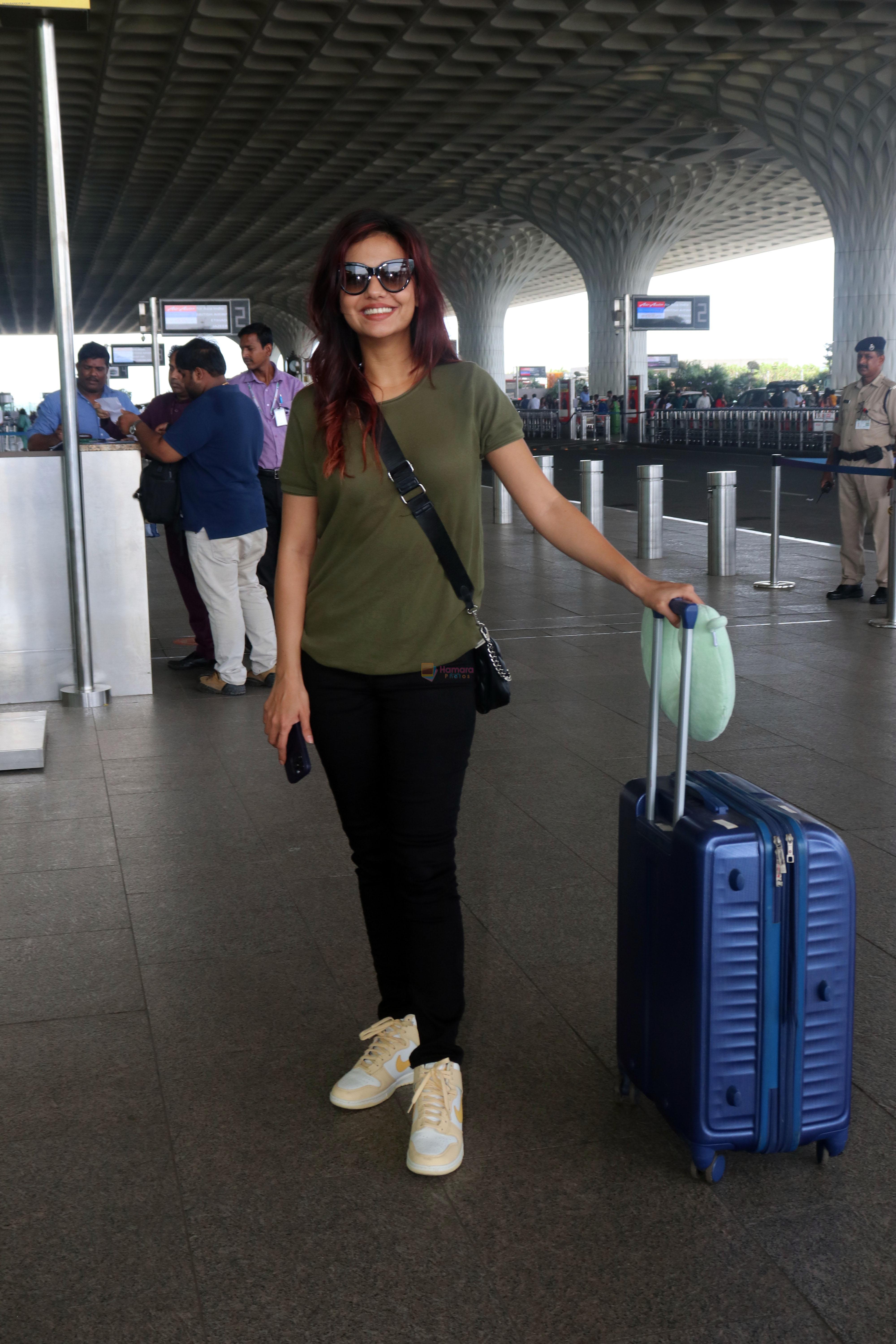 Divya Agarwal in Shades wearing Olive T-Shirt Black Pant Shouldering Straw Bag on 24 May 2023
