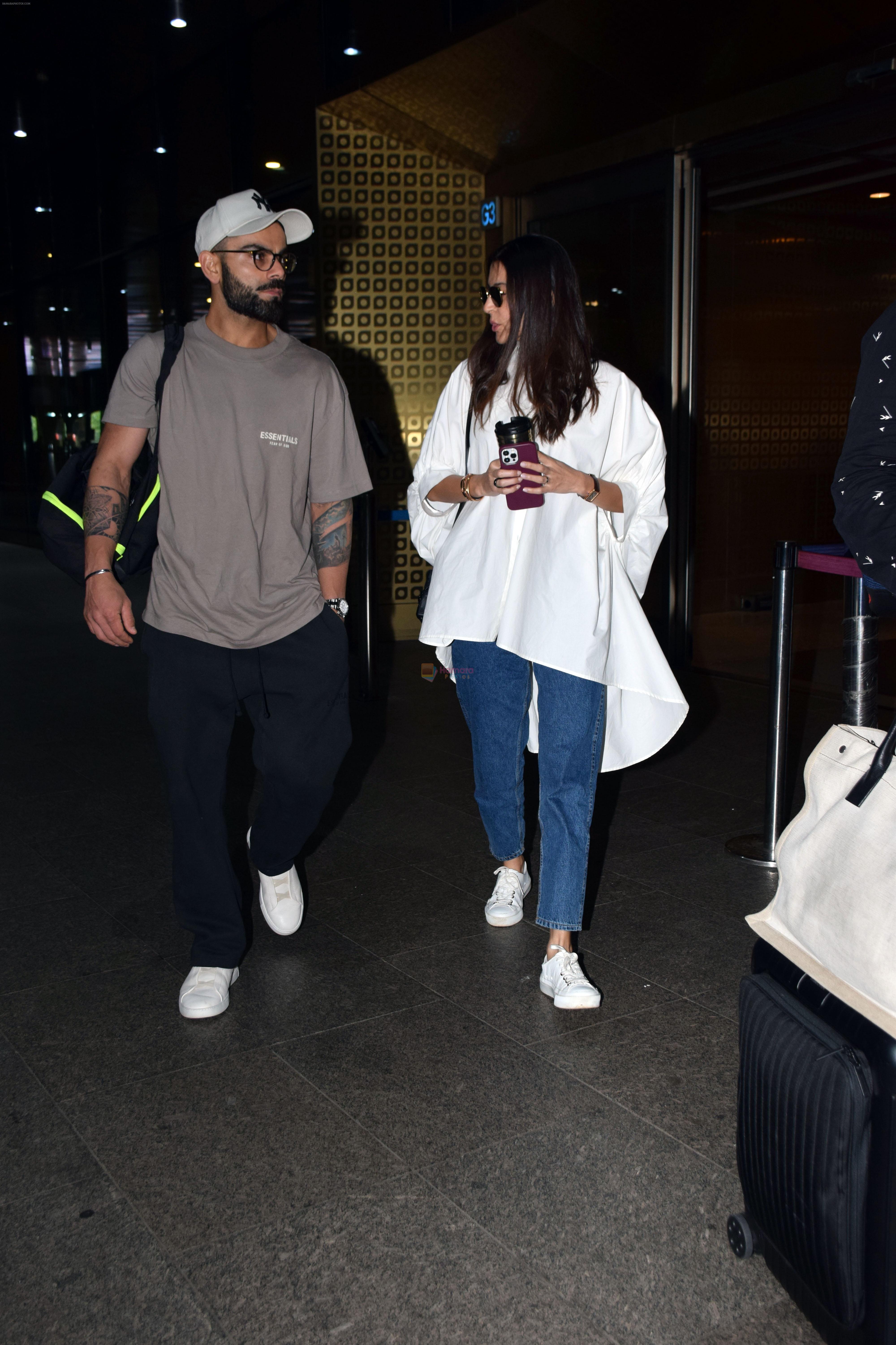 Anushka Sharma and Virat Kohli at Airport on 22nd May 2023