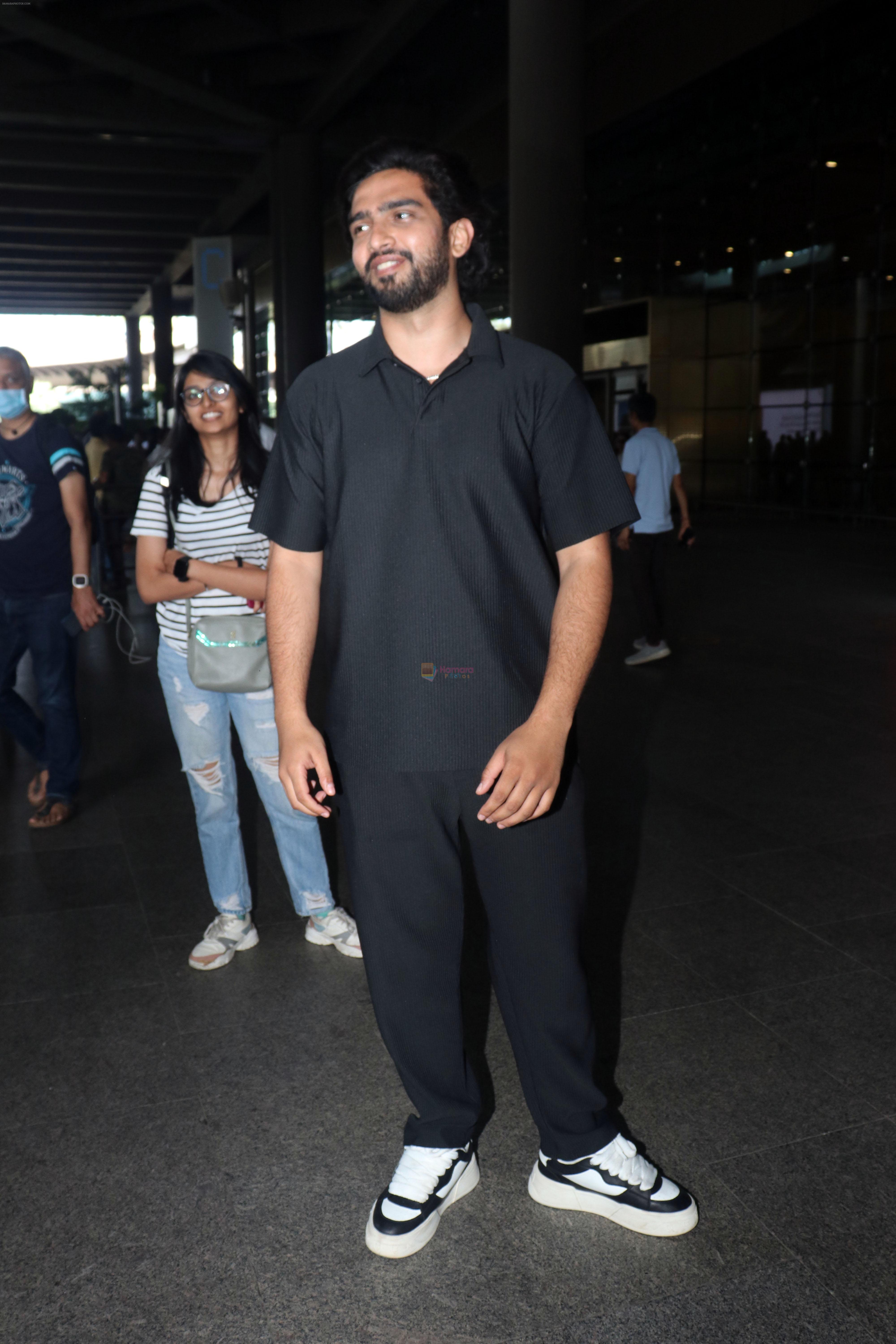 Amaal Mallik dressed in all black