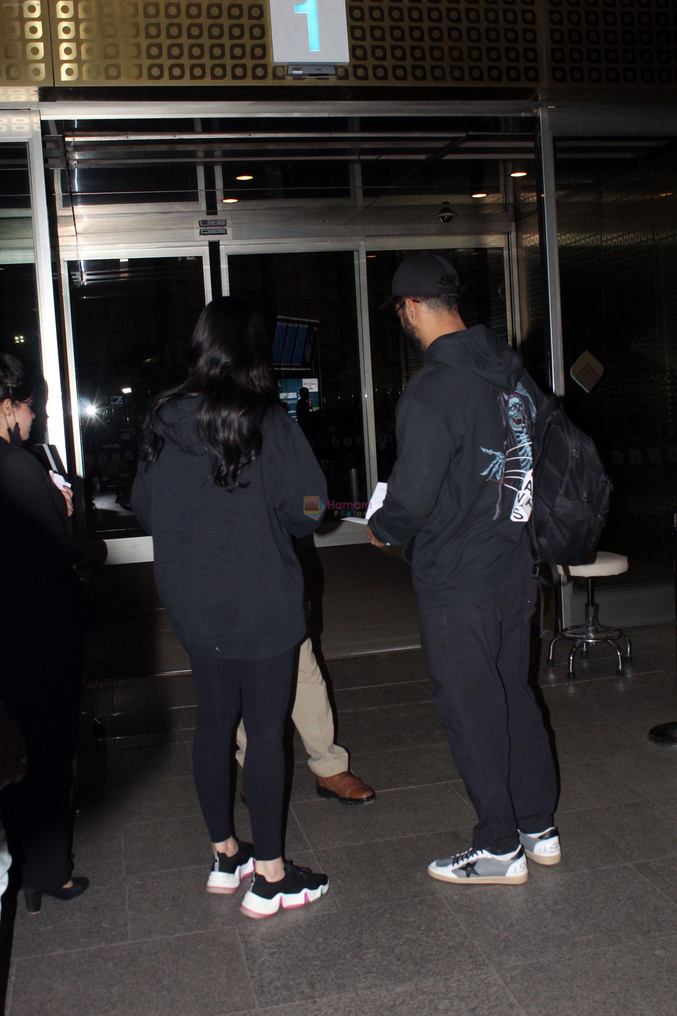 Katrina Kaif and hubby Vicky Kaushal dressed in black spotted at the airport on 15 Jun 2023