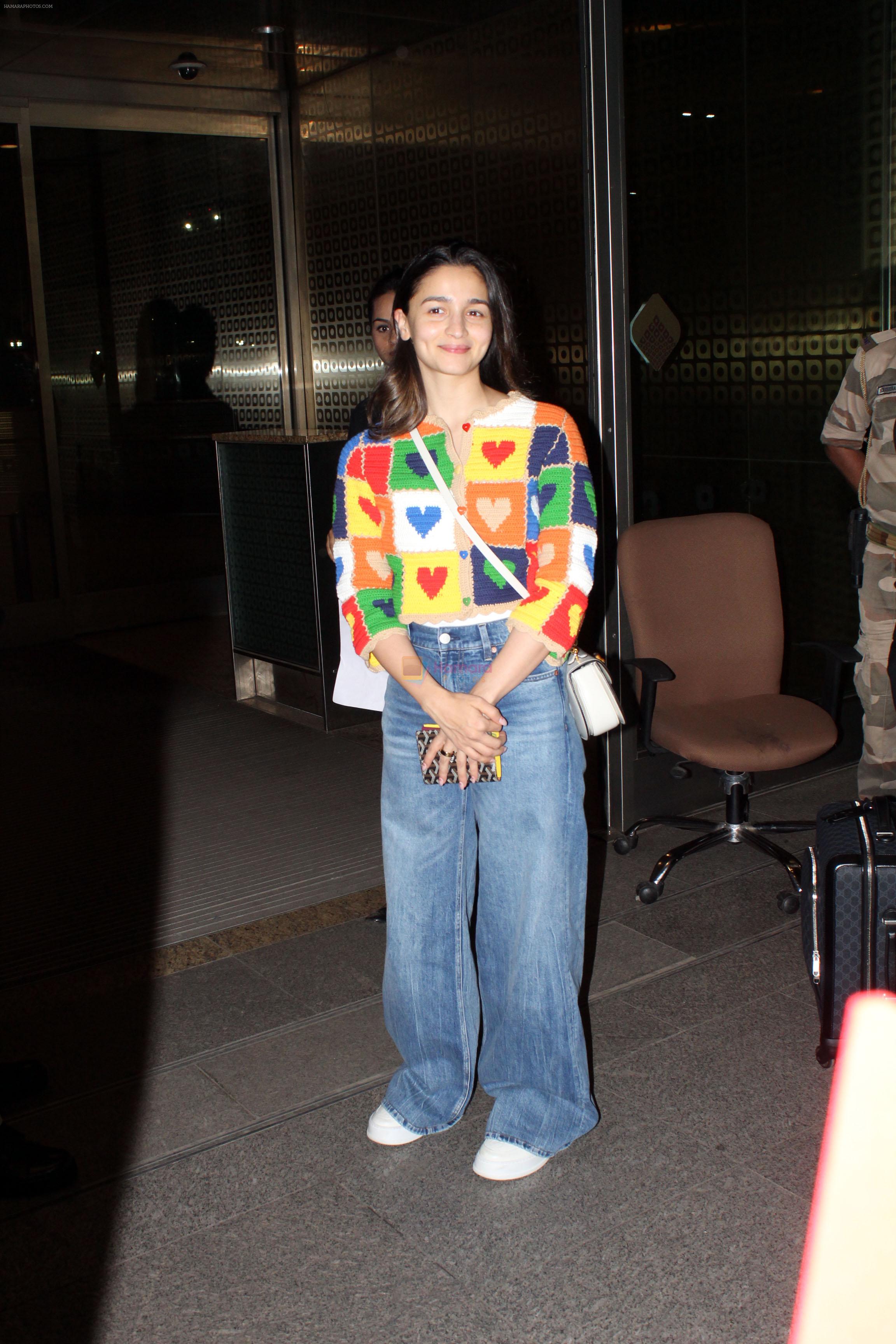 Alia Bhatt spotted at the airport wearing blue jeans and colorful top on 15 Jun 2023