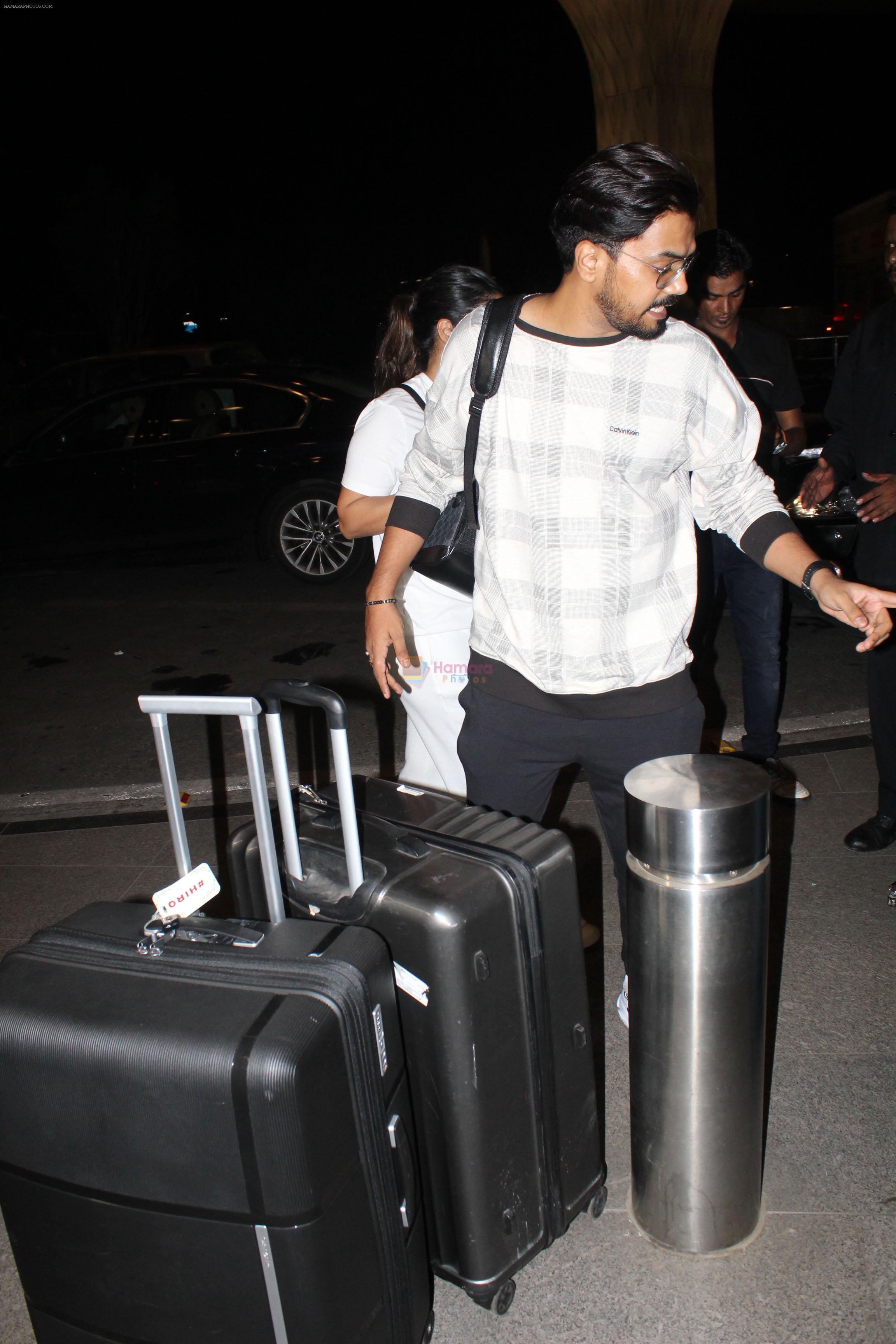 Hina Khan with her beau Rocky Jaiswal at the airport on 15 Jun 2023