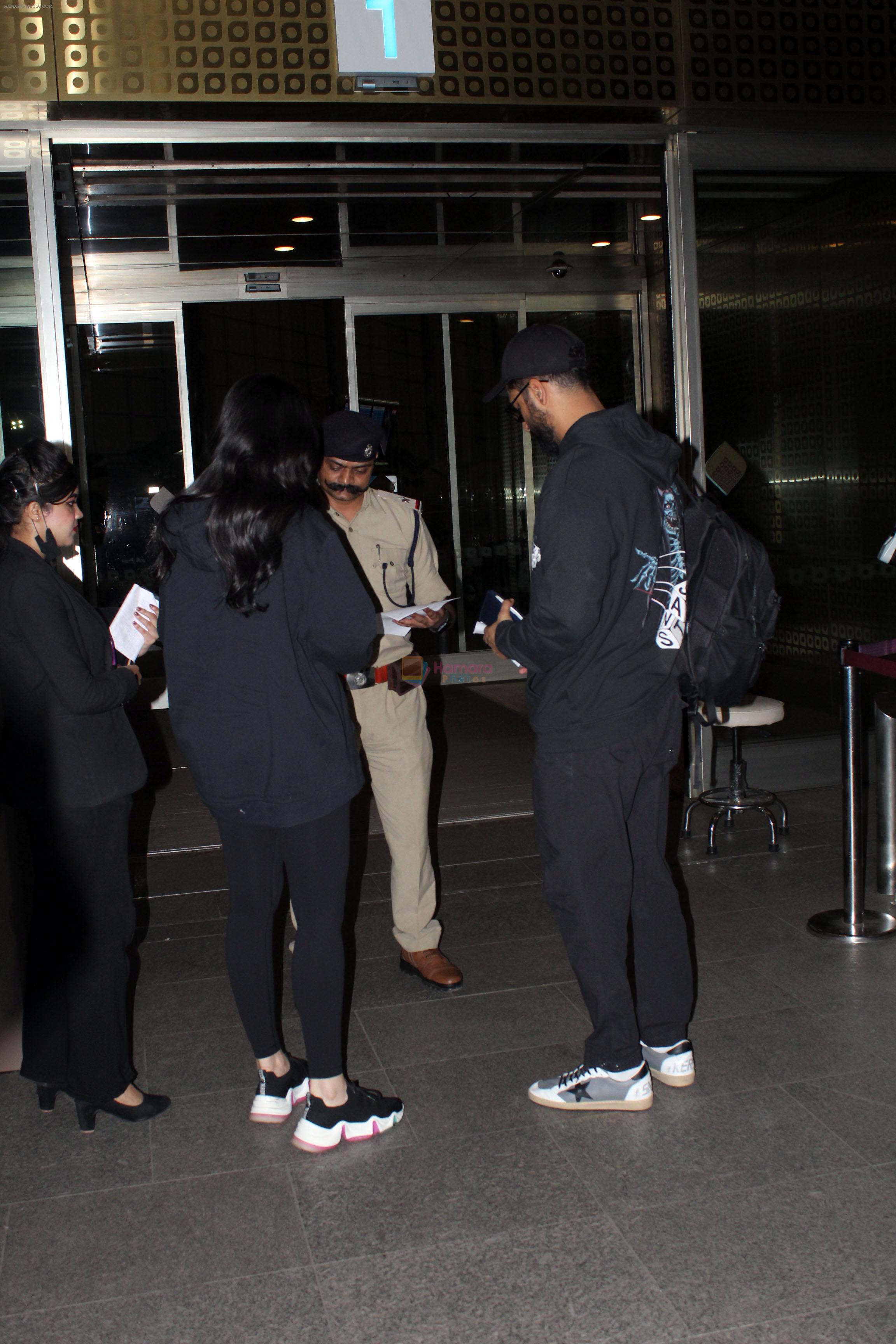 Katrina Kaif and hubby Vicky Kaushal dressed in black spotted at the airport on 15 Jun 2023