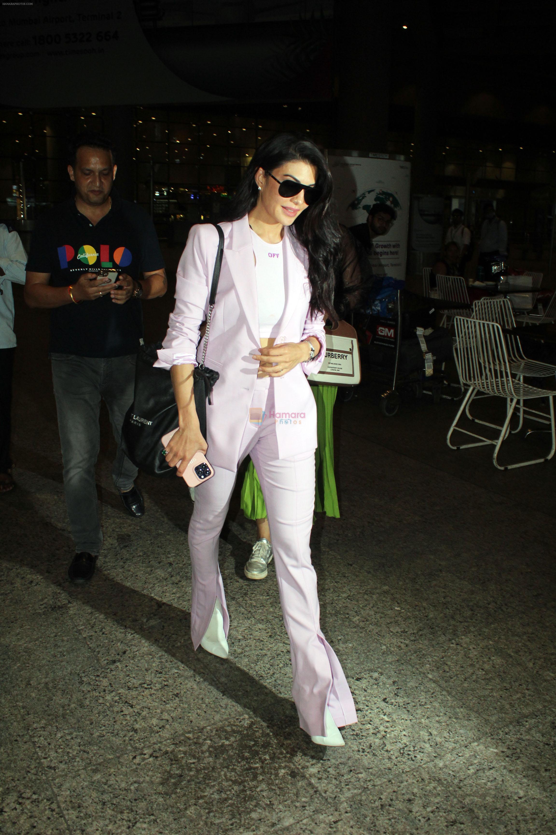Jacqueline Fernandez dressed in light pink wearing sunglasses in the evening on 17 Jun 2023